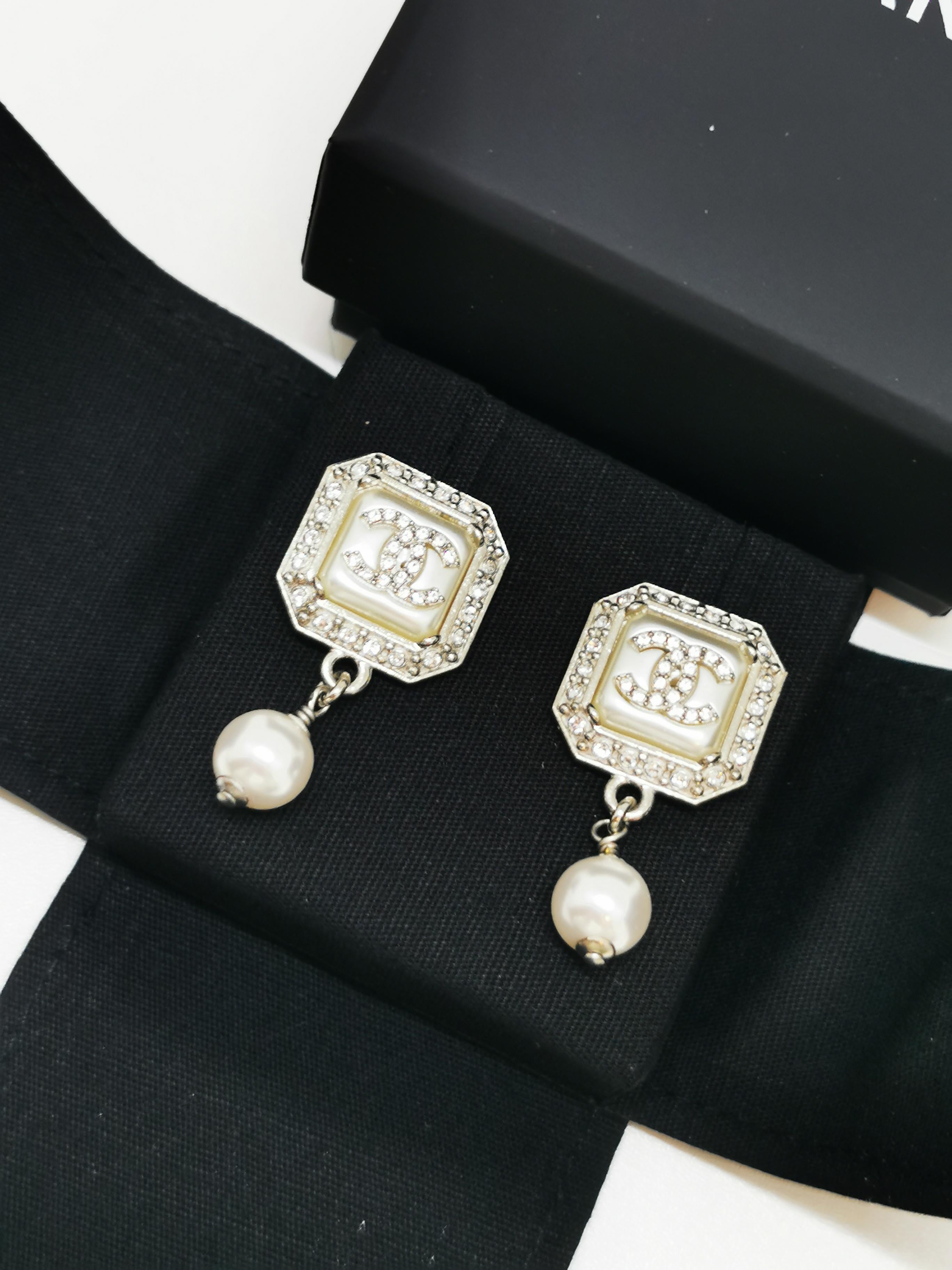 Drop Pearl CC Rhinestone Chanel Earrings – A21 Collection In Excellent Condition For Sale In PUTNEY, NSW