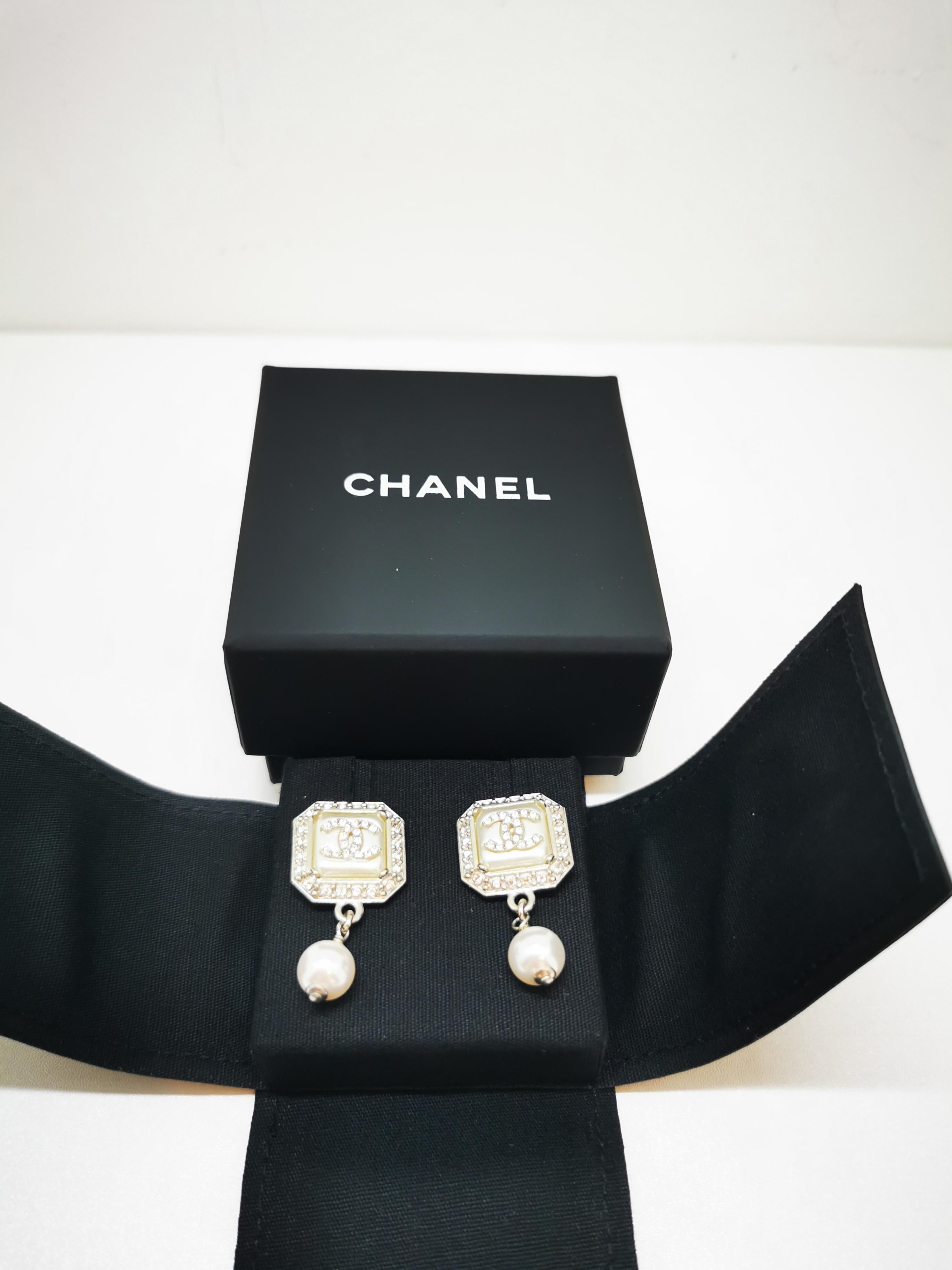 Women's Drop Pearl CC Rhinestone Chanel Earrings – A21 Collection For Sale