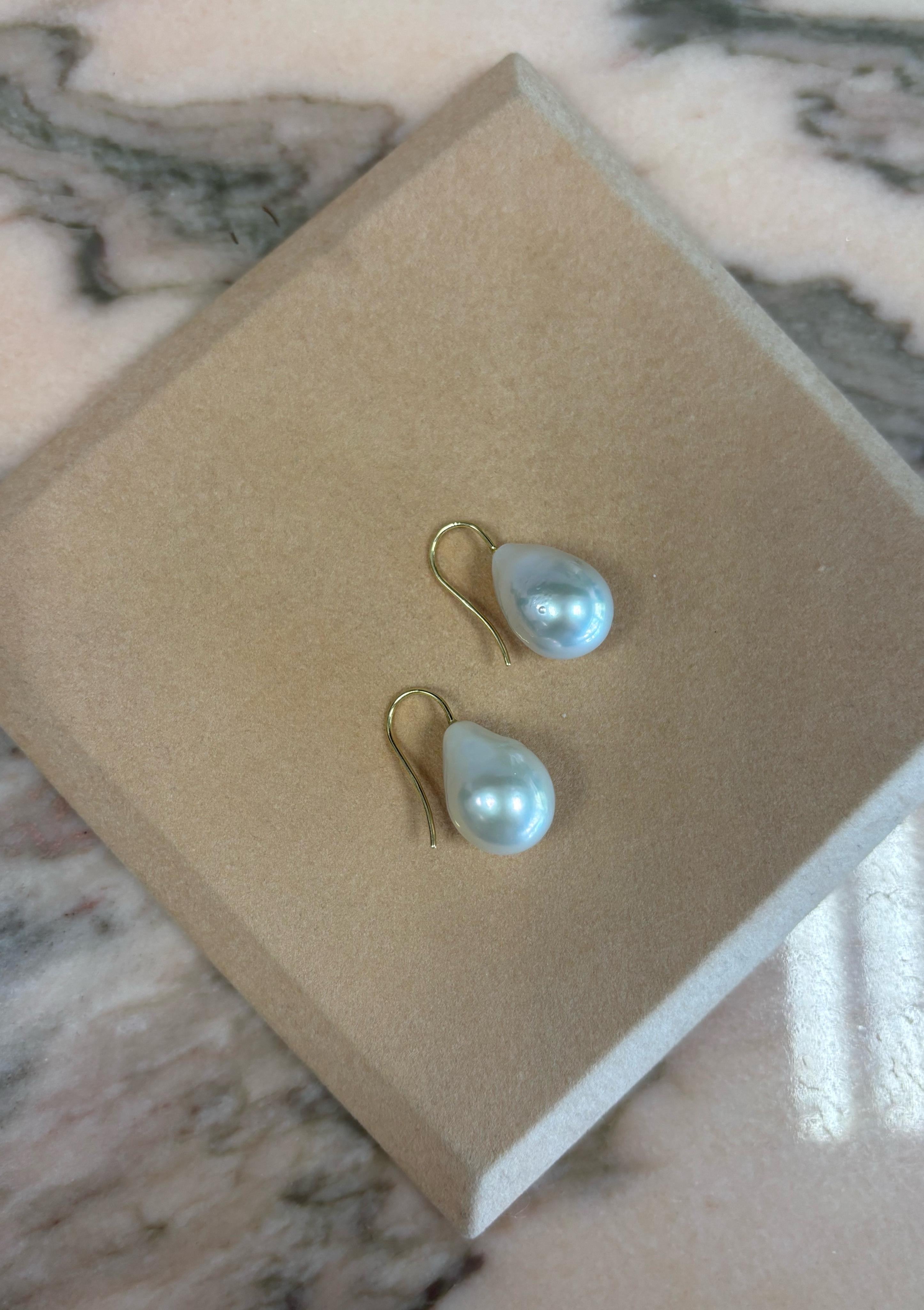 Orecchini a goccia con perle barocche in oro 18 carati con amo in vendita 2