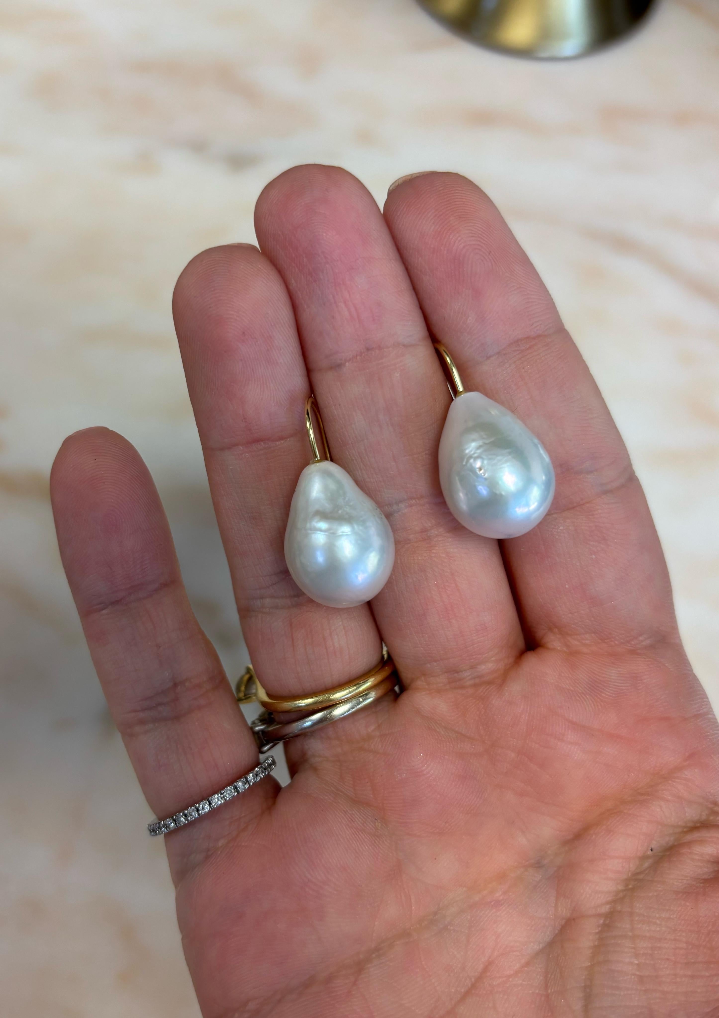 Orecchini a goccia con perle barocche in oro 18 carati con amo in vendita 3