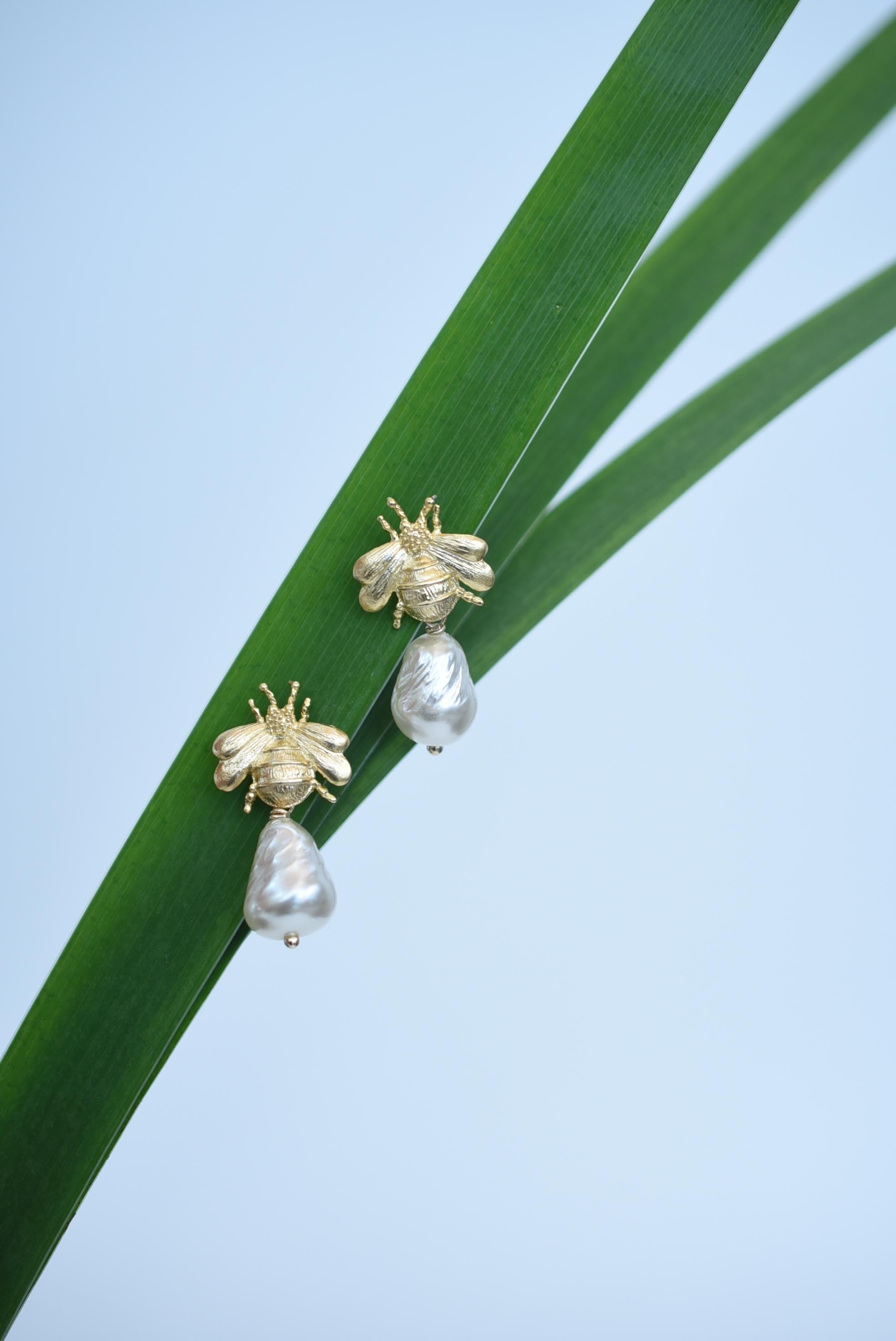 material:Brass,stainless,vintage glass pearl,
size:length 3.3cm / weight each 4g

The motif is a bee, but it is made in a single bright matte gold color, This item is easy to try even for those who do not usually choose animal motifs.
The elegant