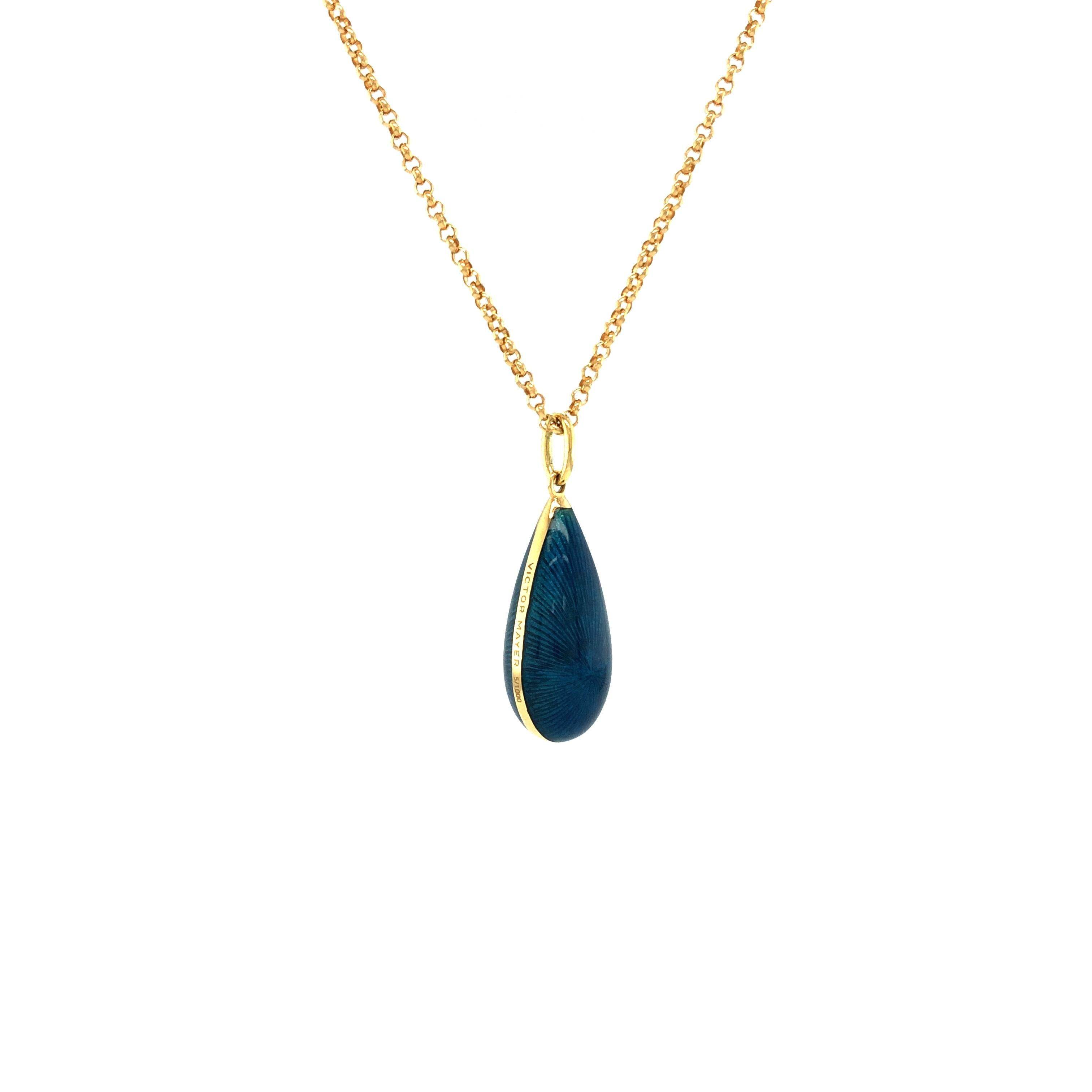 Pendentif goutte Victor Mayer, or jaune 18k, émail vitreux bleu pétrole, collection Dew Drop, mesures app. 7,6 mm x 22 mm

A propos du créateur Victor Mayer
Victor Mayer est internationalement reconnu pour ses designs élégants et intemporels et son