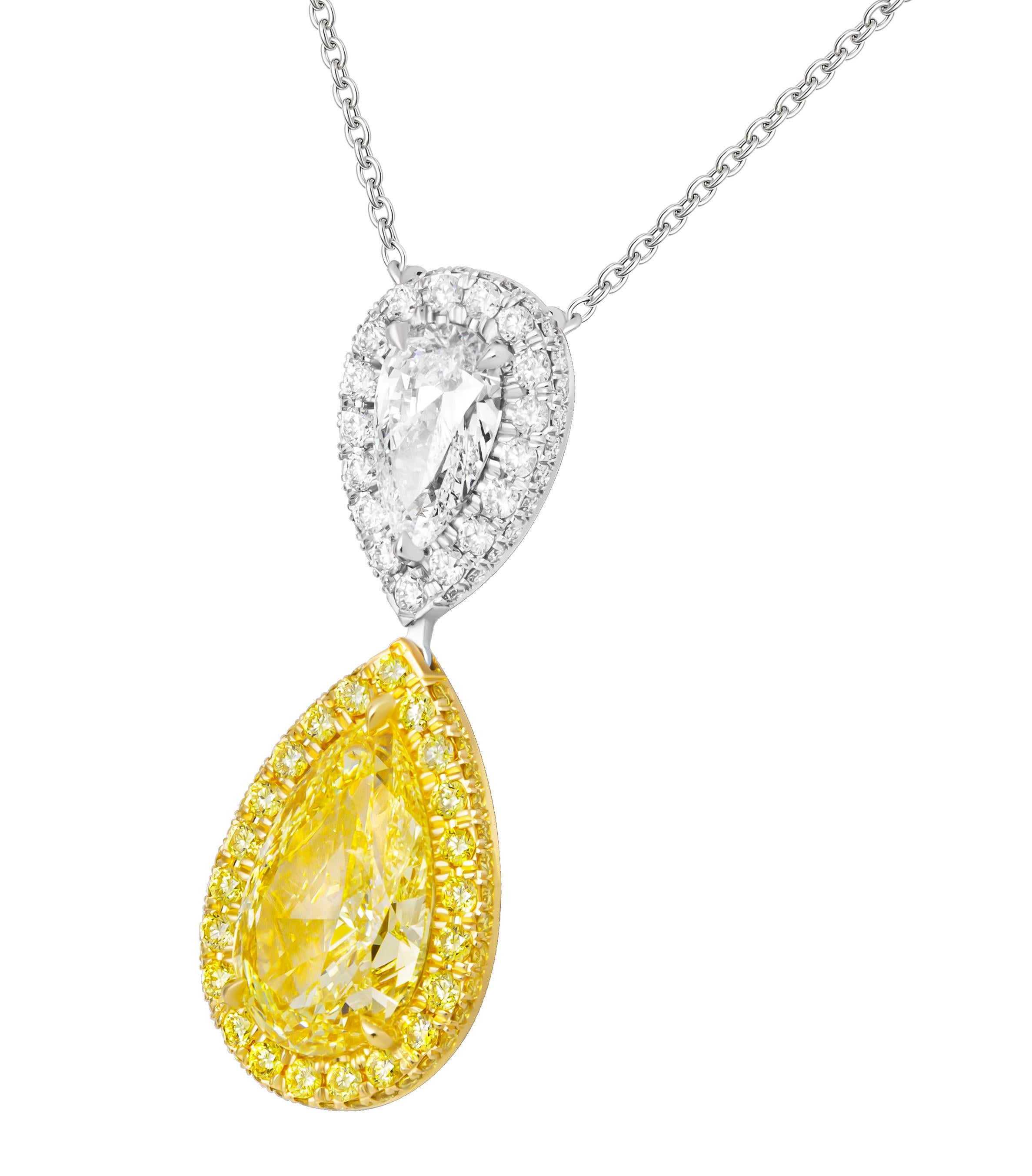 Pendentif avec 3.05ct Fancy Intense Yellow Pear Shape
Les pierres centrales sont : 
3,05ct Nature Fancy Intense Yellow Even SI2 Pear Shape Diamond GIA#5222278334
et le diamant blanc :
0,79ct H VS1 Diamant poire GIA#6224082261 
Monté en or jaune 18
