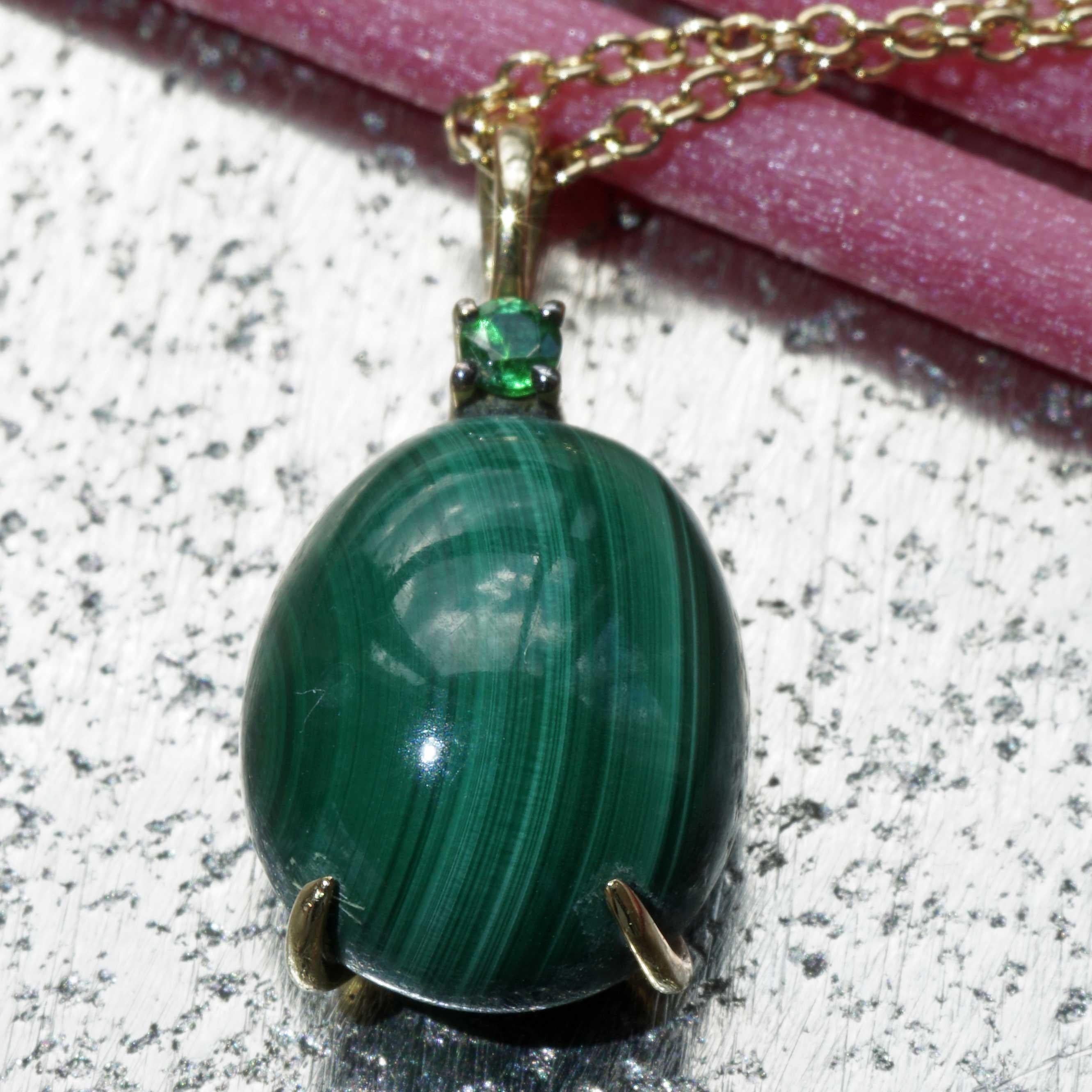 Drop pendant made in a traditional Italian goldsmith in Valenza, delightful design, a malachite drop with a beautiful structure, set as if floating, held by 2 long fine crabs and an overlay set with a fine green tsavorite (green garnet), 6.90 ct and
