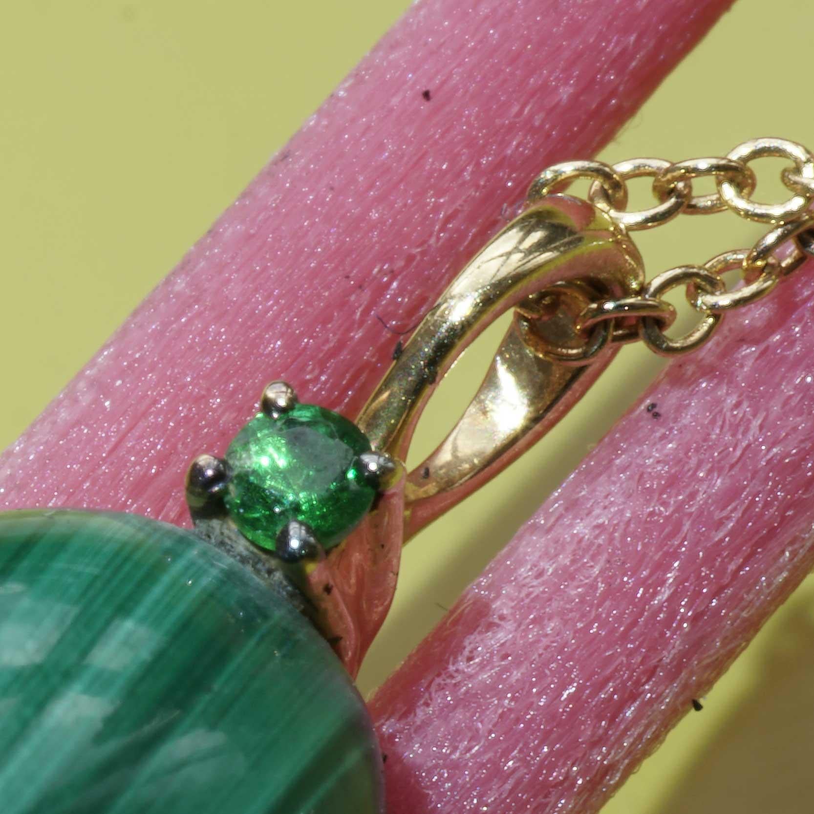Pendentif avec chaîne très doux en malachite et tsavorithe fabriqué en Italie Unisexe en vente