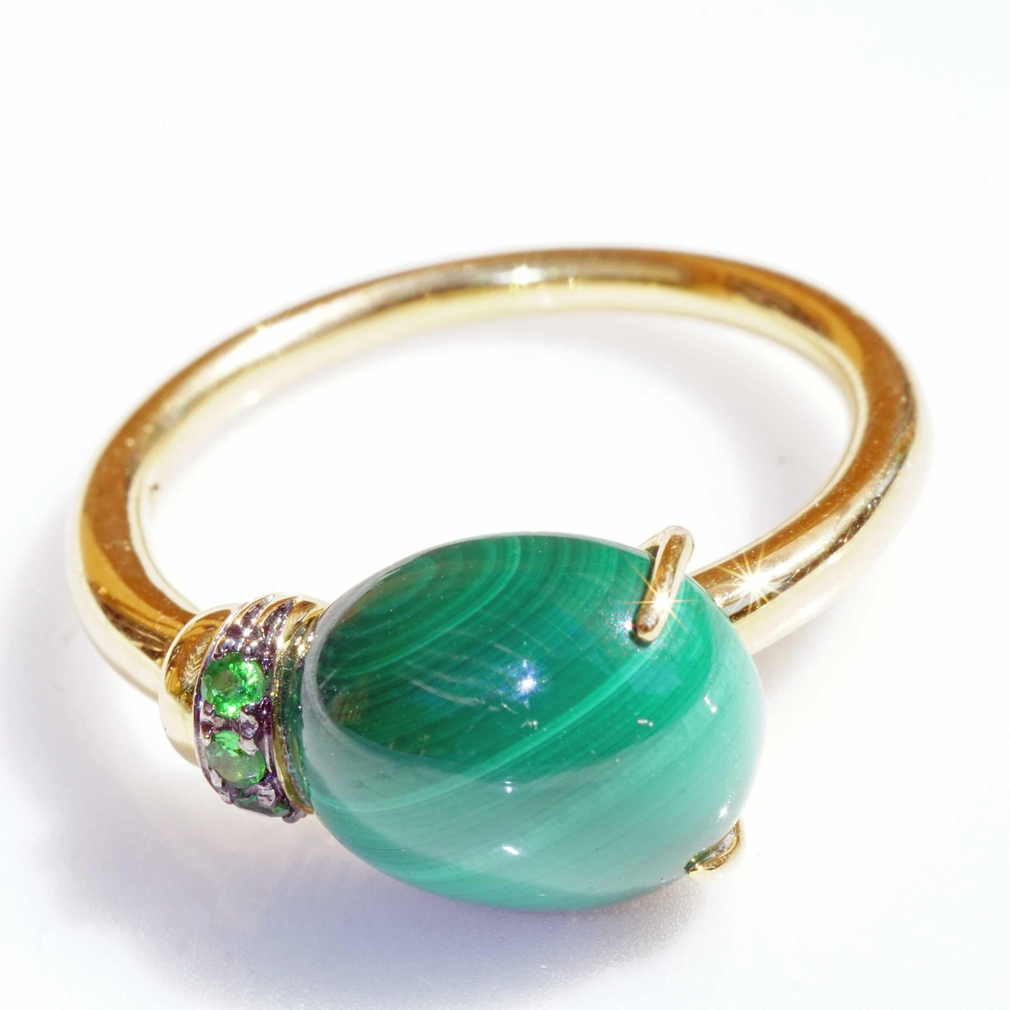Drop ring made in a traditional Italian goldsmith in Valenza, delightful design, a malachite drop with smooth surface as if floating, held by 2 long fine crabs and an overlay set with a fine green tsavorite (green garnet), 6.75 ct and 0.04 ct, made