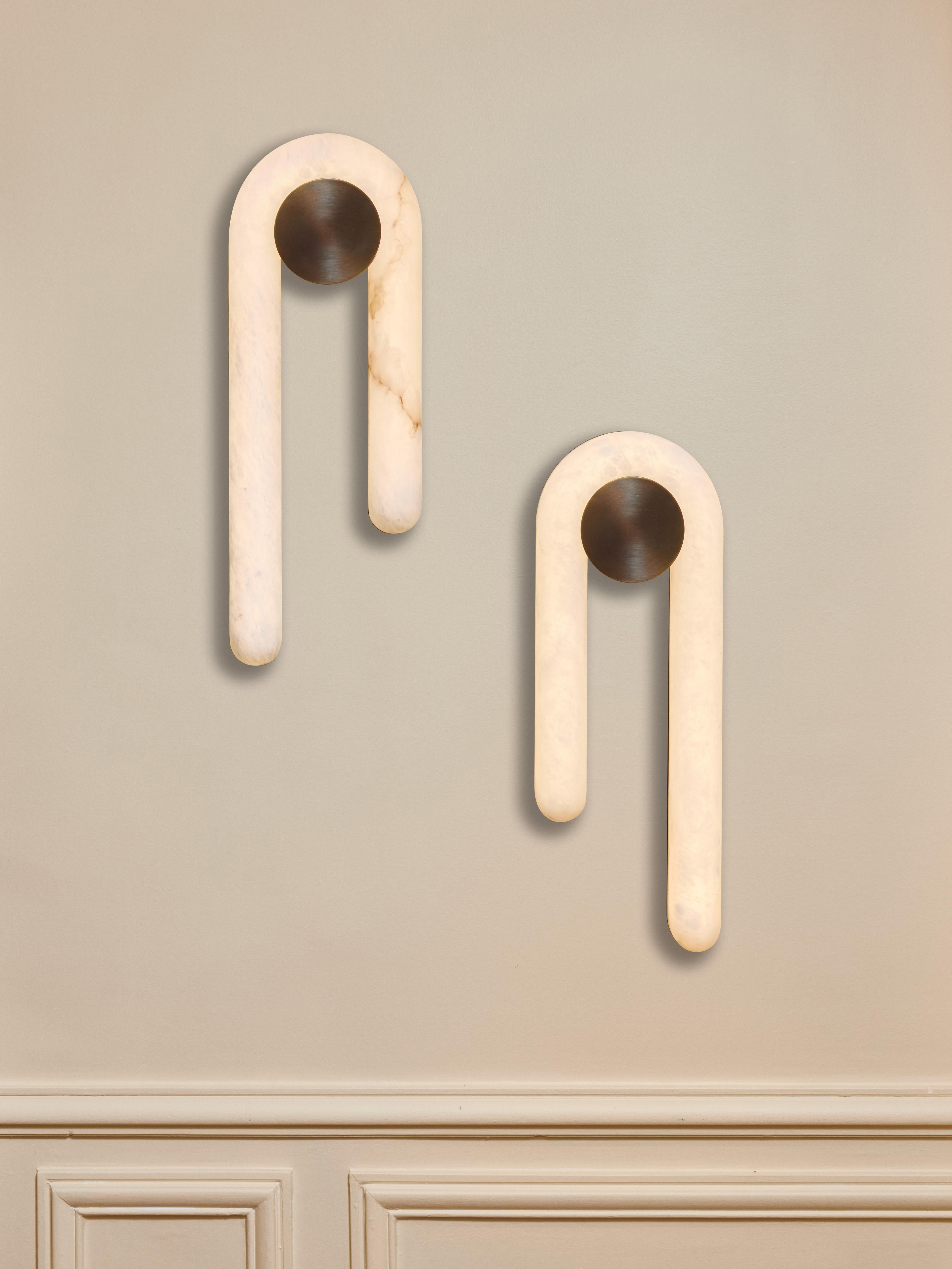 Ein Paar Wandleuchter aus patiniertem Messing und erleuchtetem Alabaster.
Gestaltung durch das Studio Glustin.
Frankreich, 2024.