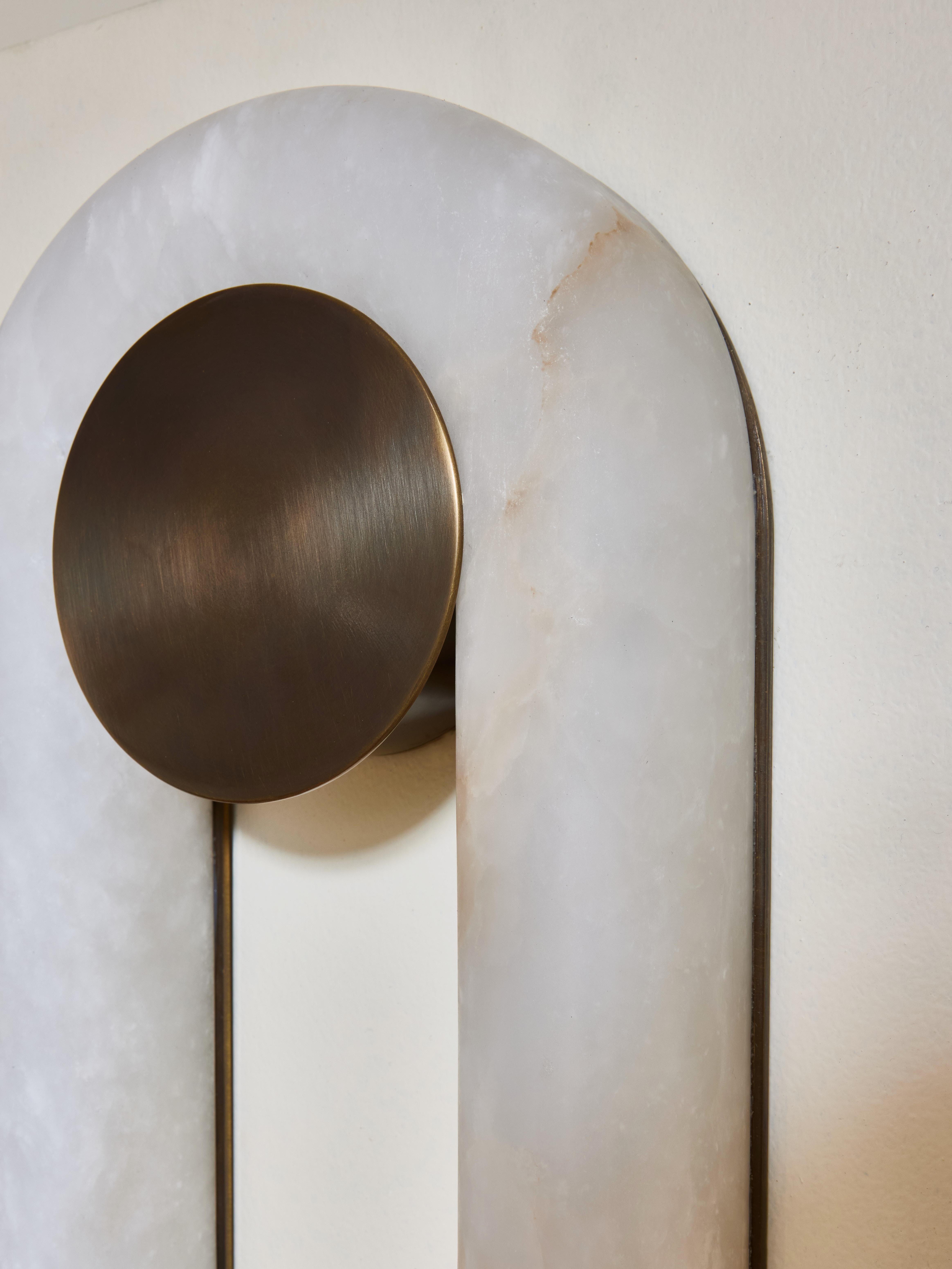 Wandleuchter „Drop“ aus Alabaster von Studio Glustin (Französisch) im Angebot