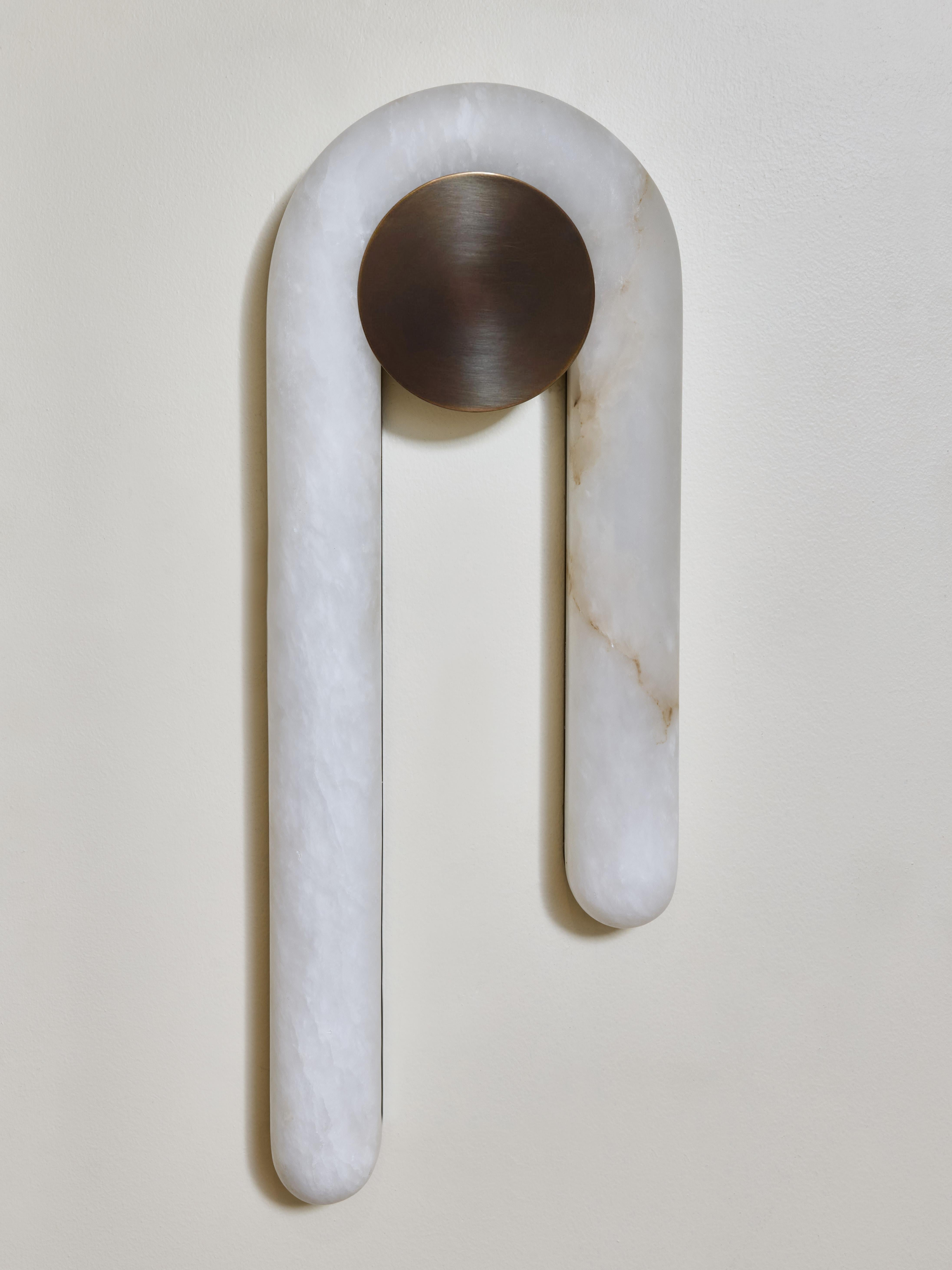Wandleuchter „Drop“ aus Alabaster von Studio Glustin (Patiniert) im Angebot