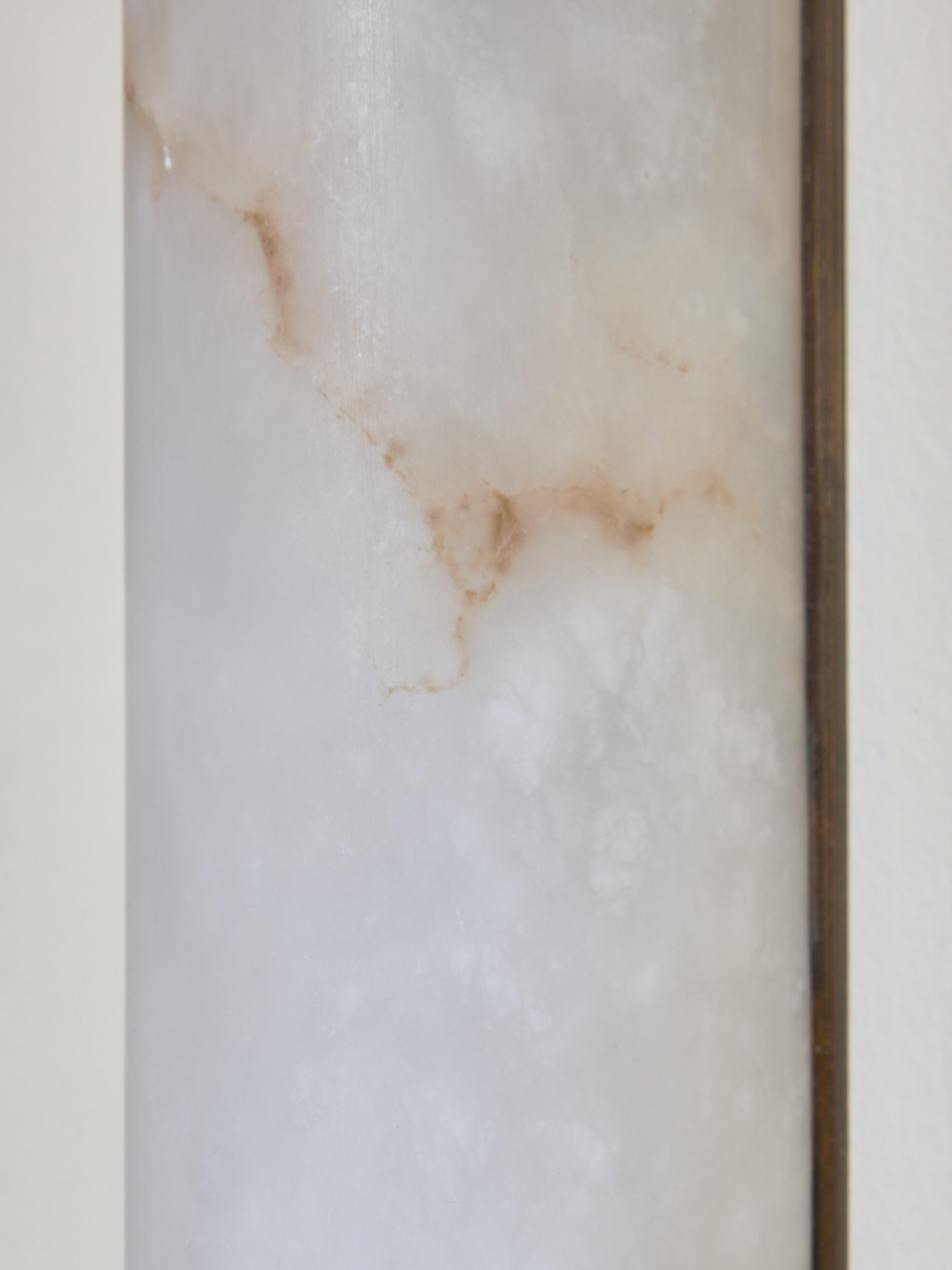 Wandleuchter „Drop“ aus Alabaster von Studio Glustin (21. Jahrhundert und zeitgenössisch) im Angebot