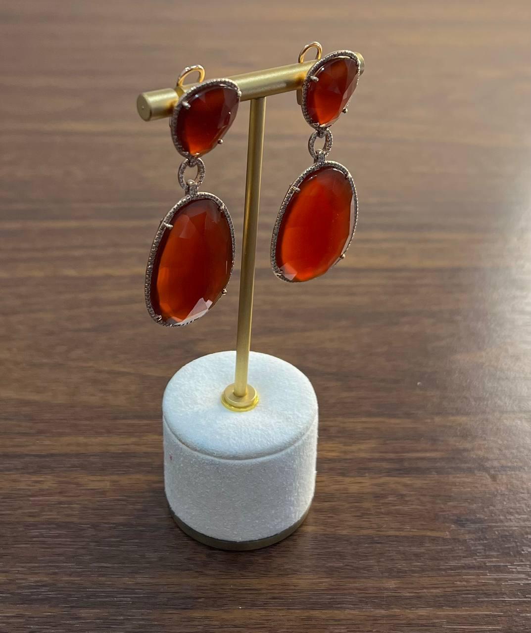 Pendientes de oro amarillo de 14 quilates con forma de gota de cornalina naranja roja y halo de diamantes en venta 5