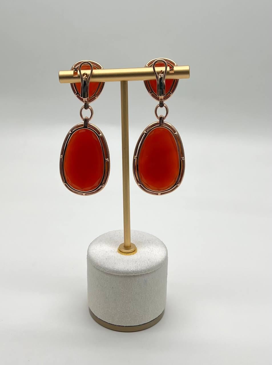 Pendientes de oro amarillo de 14 quilates con forma de gota de cornalina naranja roja y halo de diamantes Corte mixto en venta