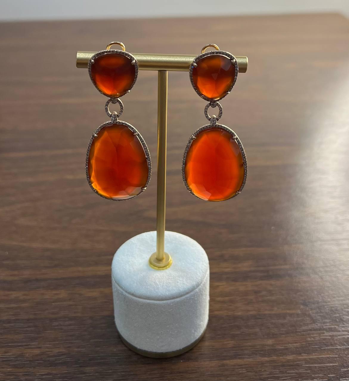Pendientes de oro amarillo de 14 quilates con forma de gota de cornalina naranja roja y halo de diamantes en venta 1