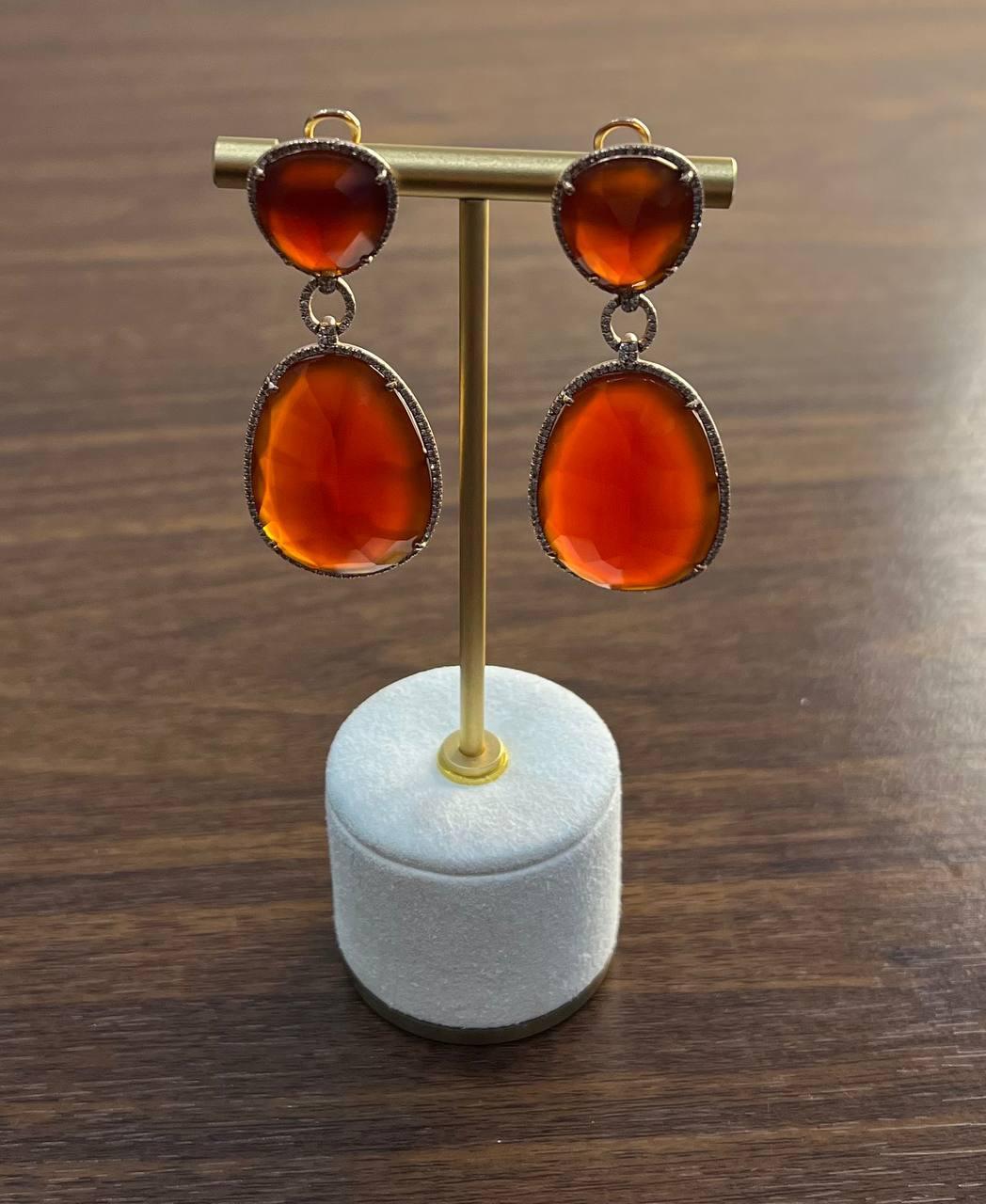 Pendientes de oro amarillo de 14 quilates con forma de gota de cornalina naranja roja y halo de diamantes en venta 2