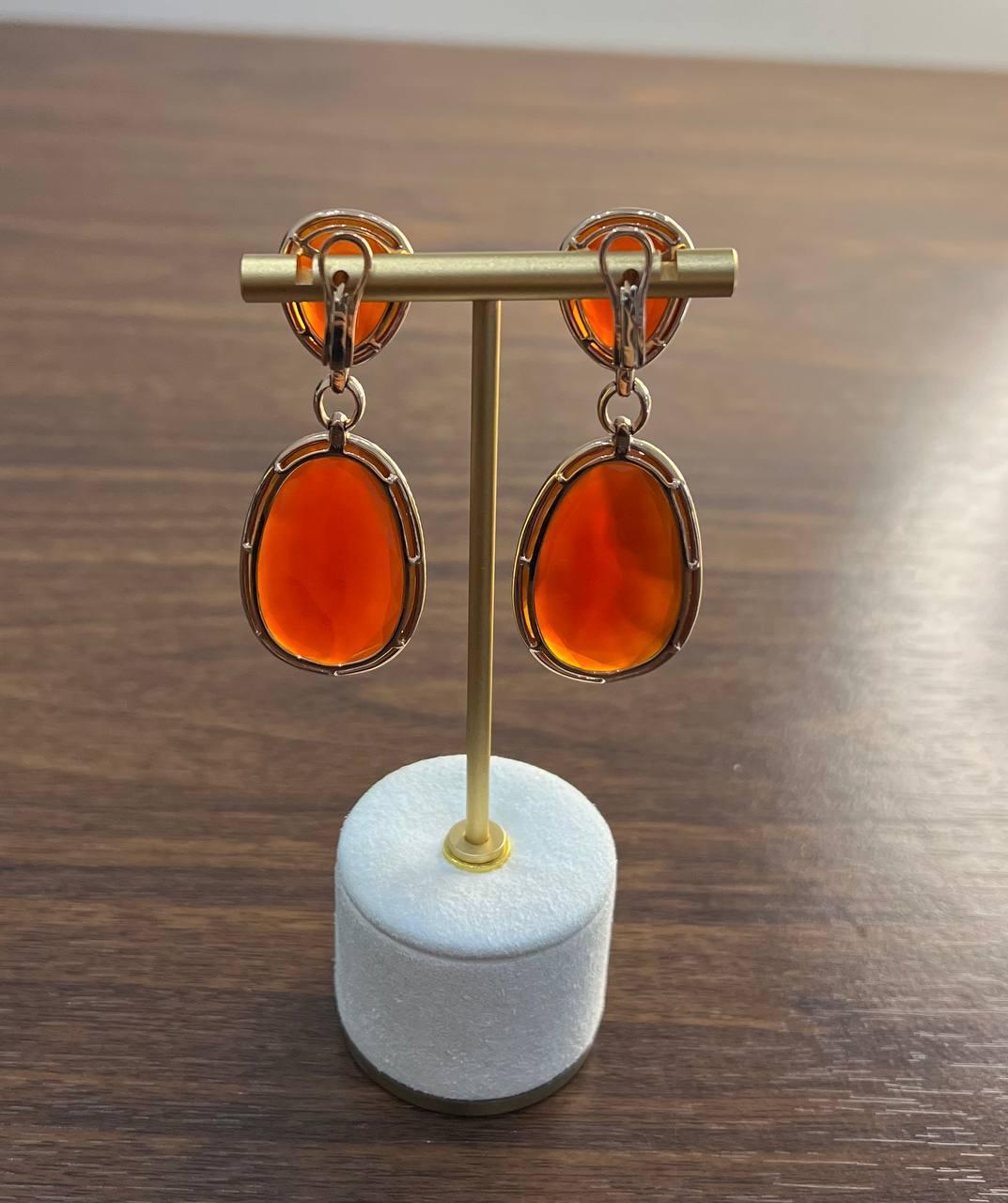 Pendientes de oro amarillo de 14 quilates con forma de gota de cornalina naranja roja y halo de diamantes en venta 3