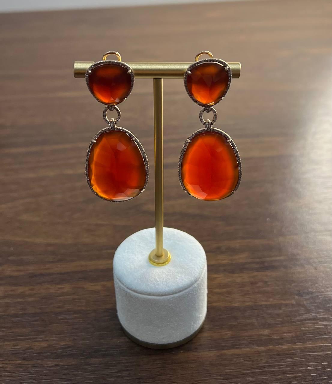Pendientes de oro amarillo de 14 quilates con forma de gota de cornalina naranja roja y halo de diamantes en venta 4