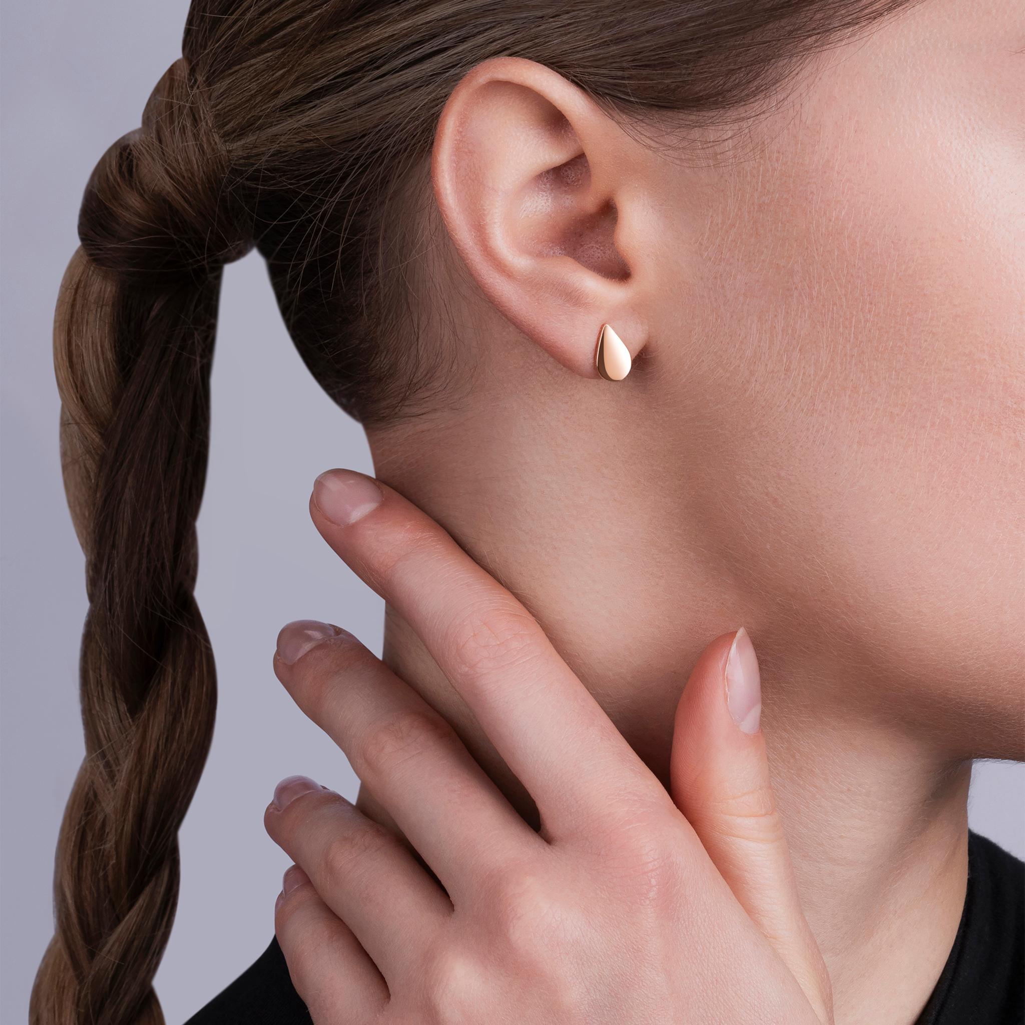 Elaborados con la máxima precisión en oro rosa de 18 quilates, estos pendientes de gota plana están delicadamente hechos a mano. Cuando la luz baila sobre su superficie, estas encantadoras tachuelas reflejan una suave calidez que complementa y