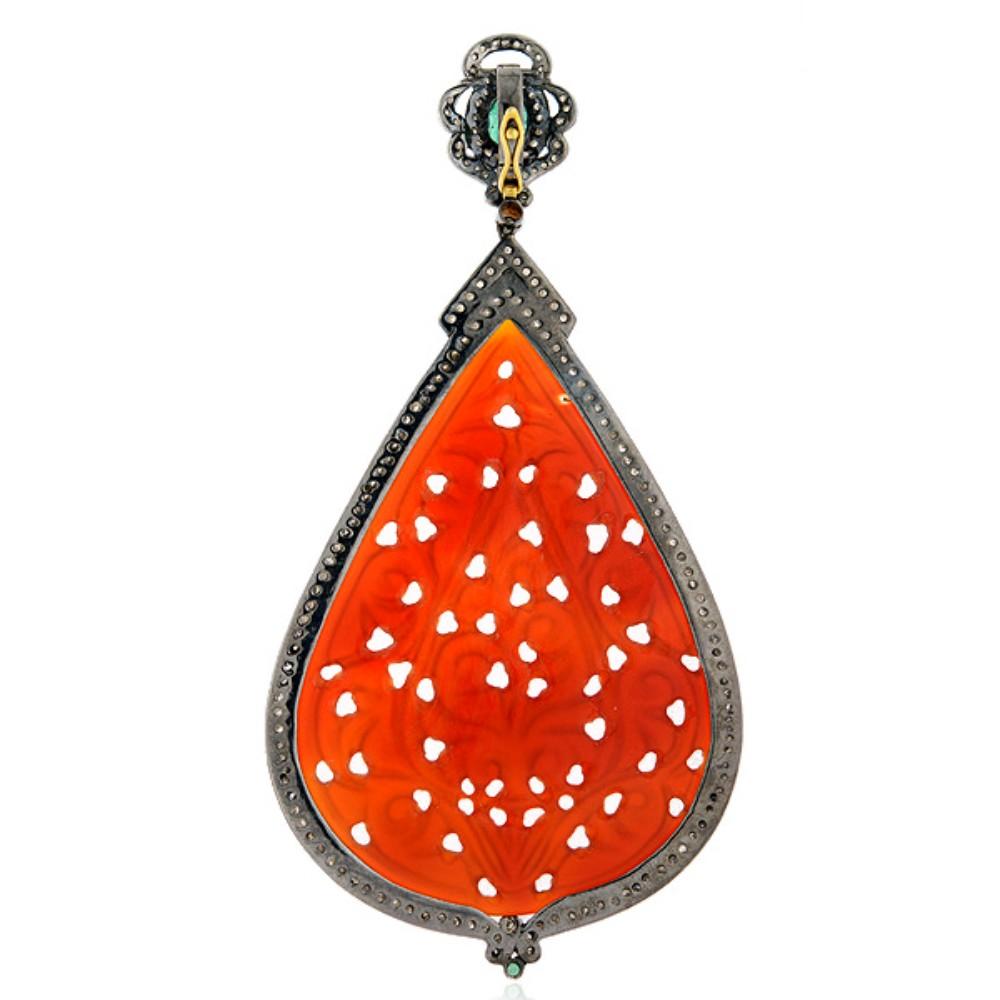 Stunning drop-shaped carved agate pendant with Emerald and embellished with pave diamonds, made in luxurious 18k gold and silver. A must-have jewelry piece for those who appreciate the finer