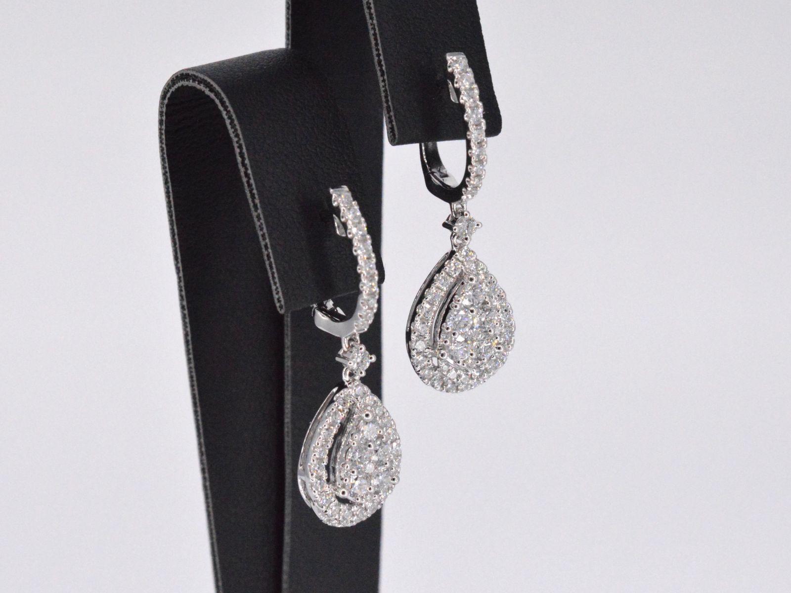 Drop-Shaped Earrings with Brilliant Cut Diamonds In Excellent Condition For Sale In AMSTELVEEN, NH