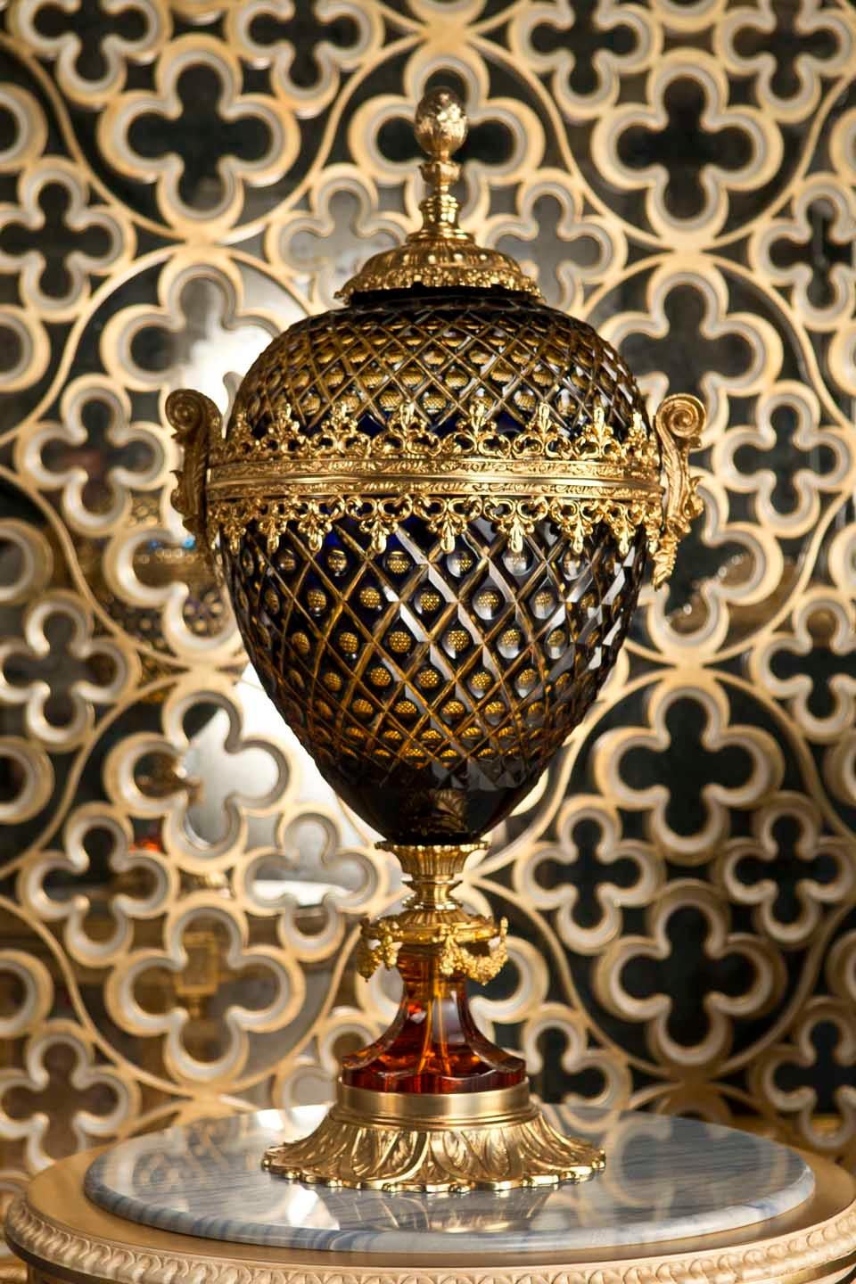 Uno degli articoli più belli della nostra collezione, questo vaso gigante di cristallo ambrato a forma di goccia di Modenese Luxury Interiors è un vero capolavoro. La sua particolare conformazione deriva da una lavorazione tradizionale portata