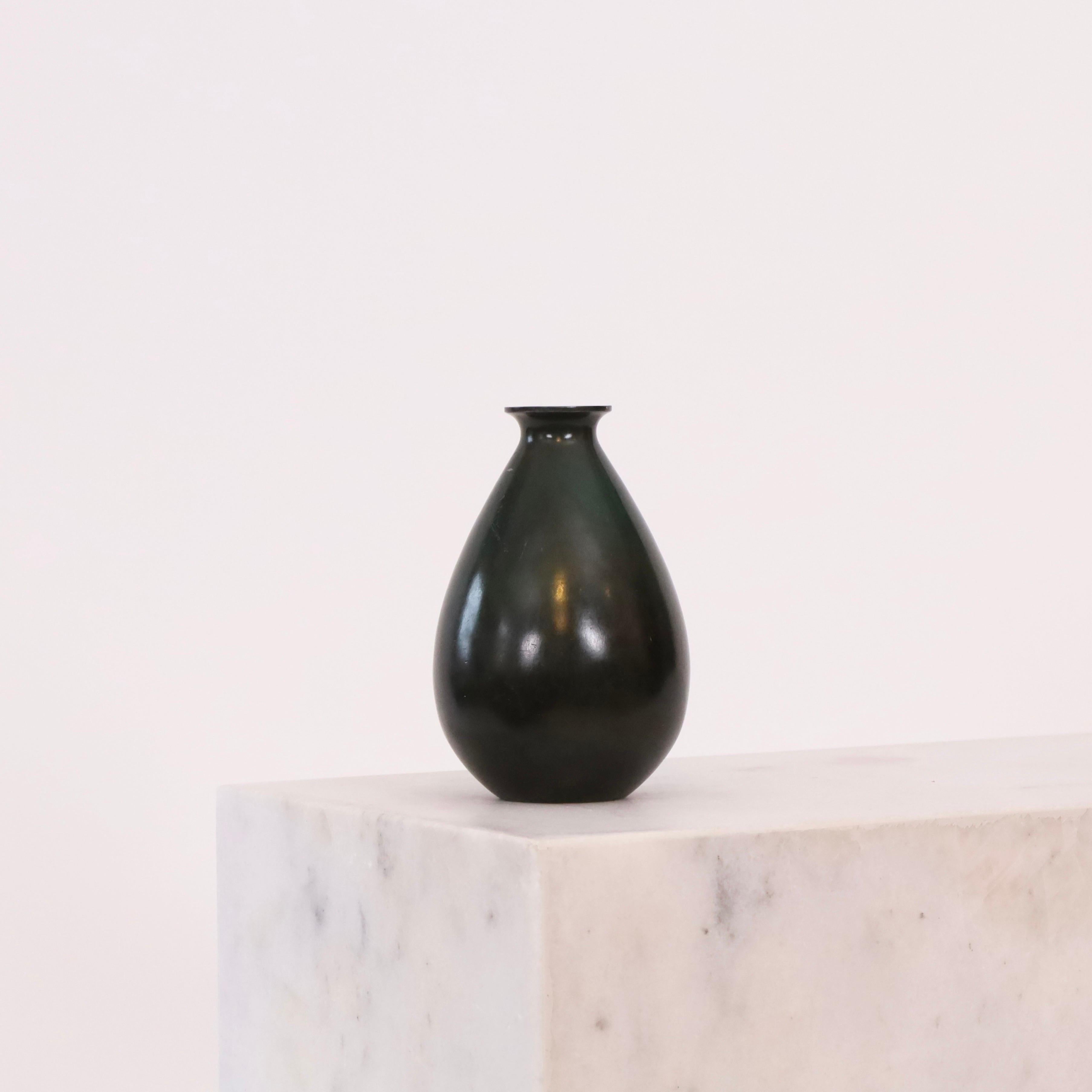 A drop-shaped metal vase designed by Just Andersen in 1933. It is in very fine condition and an elegant piece of history for a beautiful home. 

* A drop-shaped metal vase  
* Designer: Just Andersen
* Model: D1521 (Stamped ‘Just D1521’)
* Year: