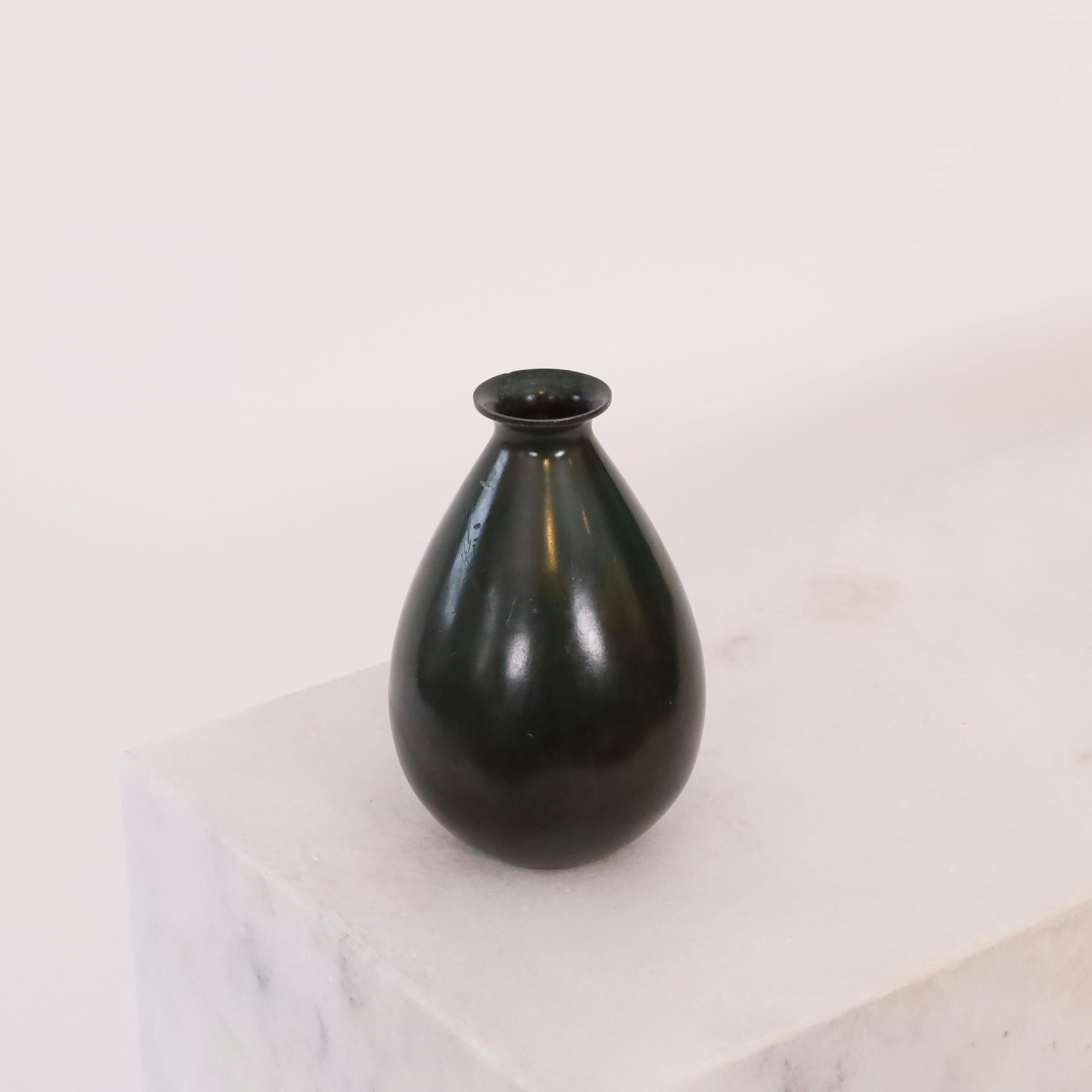 Milieu du XXe siècle Vase en métal en forme de goutte d'eau conçu par Just Andersen, années 1930, Danemark en vente
