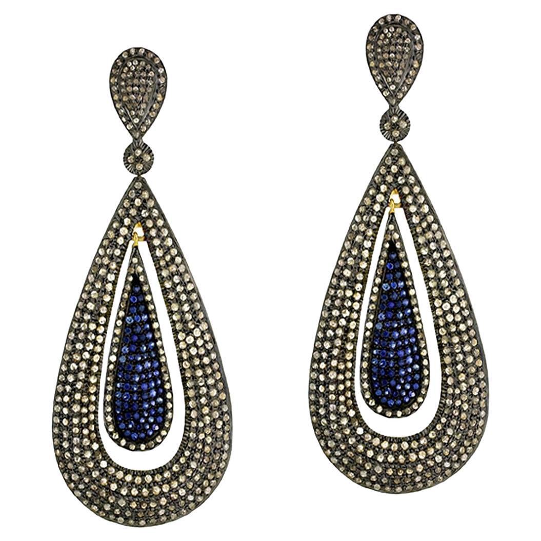 Pendants d'oreilles en or et argent 14 carats avec saphir bleu pavé et diamants en vente