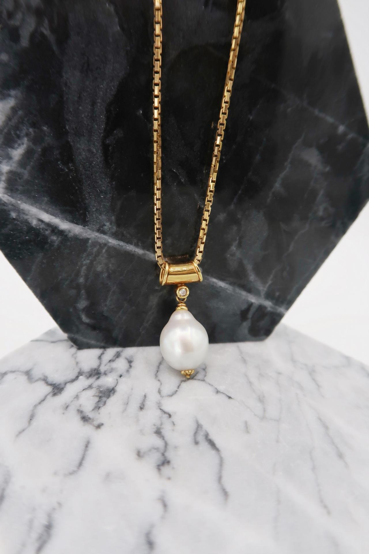 Drop Silvery White South Sea Pearl Diamond Pendant Necklace in 18K Yellow Gold In New Condition For Sale In Bangkok, TH