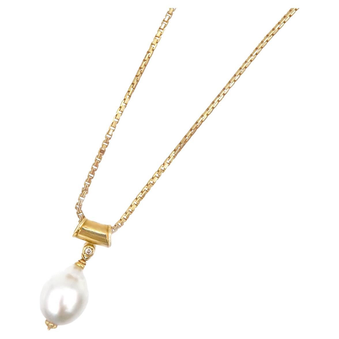 Collana con ciondolo con diamante e perla bianca argentata dei mari del sud in oro giallo 18 carati in vendita