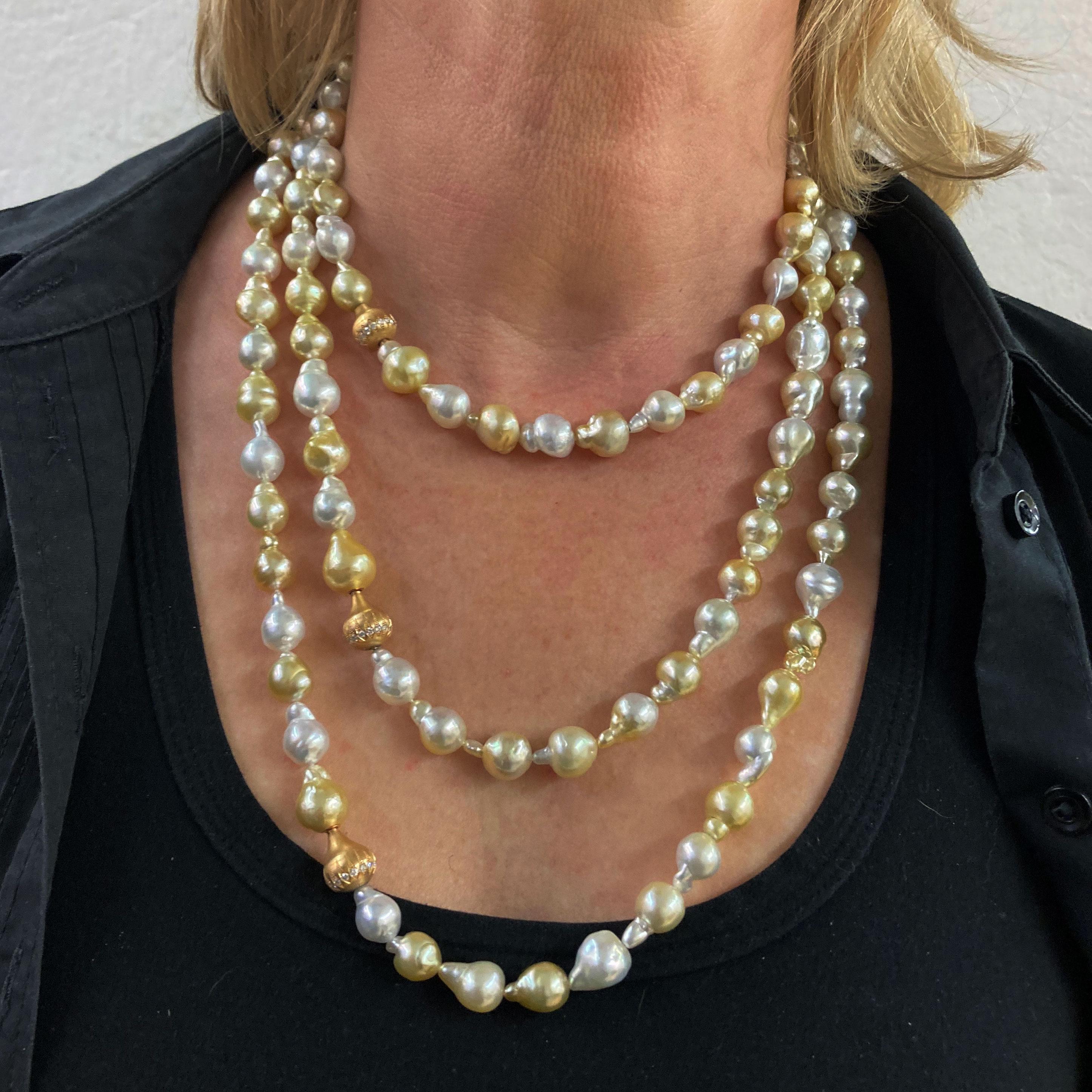 This extralong Drop Southsea Pearl-Sautoire shines in fresh white and golden colors.
It can be worn in different styles and lengths, changeable with the 3 clasps in 18 Kt Rosegold.The floral inspired Design supports a natural look. The ends are
