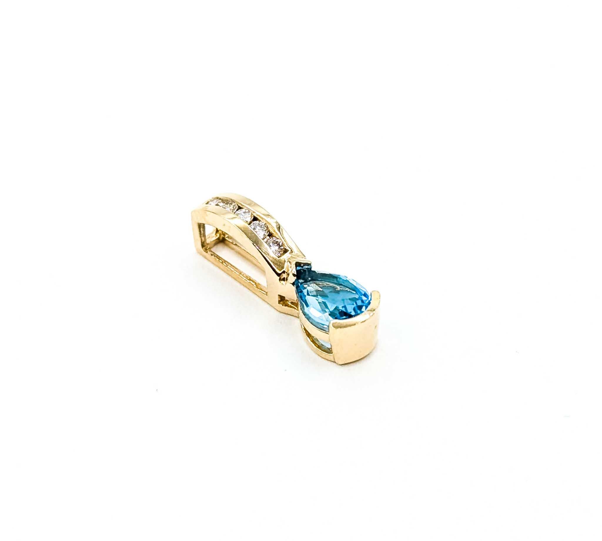 Voici ce magnifique pendentif en topaze réalisé en or jaune 14k. Cette pièce exquise met en valeur une superbe topaze de 0,85 carat, élégamment suspendue à la monture en or, qui met en valeur sa teinte bleue vibrante. Le pendentif est orné de