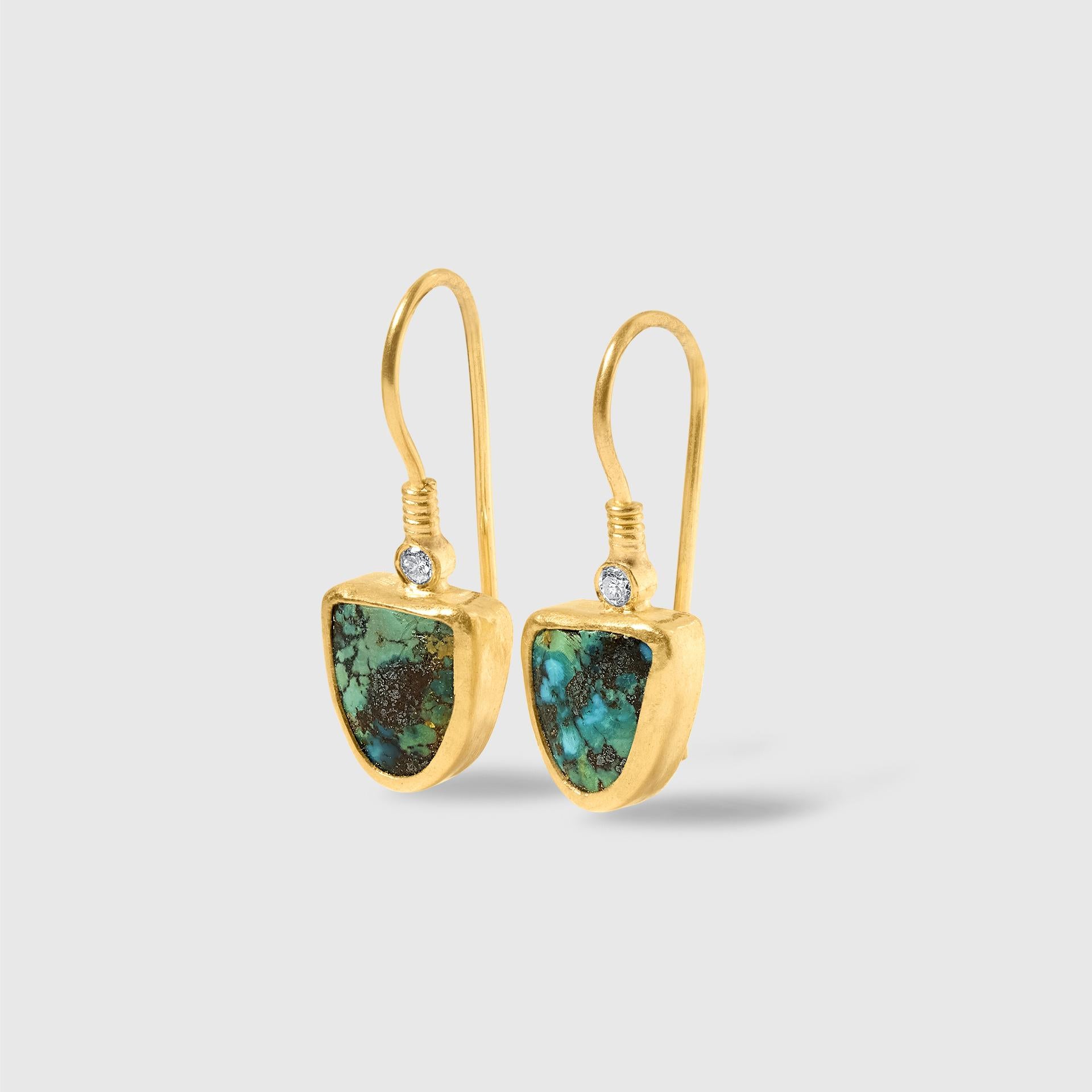 Orecchini a goccia a triangolo in turchese con dettaglio di diamanti in oro 24kt di Prehistoric Works di Istanbul, Turchia. Turchese, 6,65 carati; Diamanti, 0,04 carati; Oro giallo 24 carati, 3,35 g