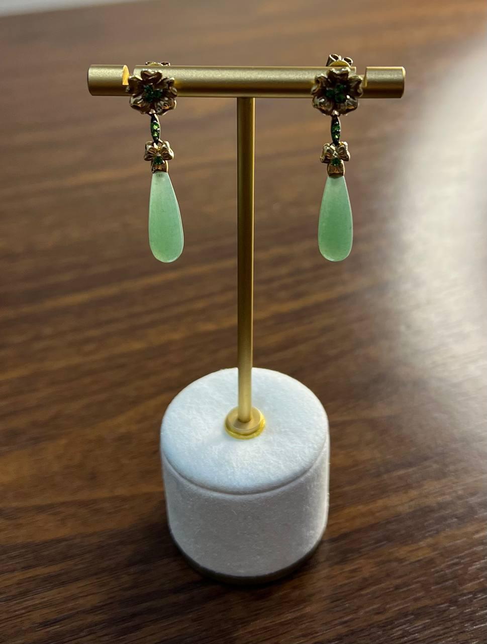 Droplet Briolette Light Green Jade Floral 14K Yellow Gold Teardrop Earrings In New Condition For Sale In Oakton, VA