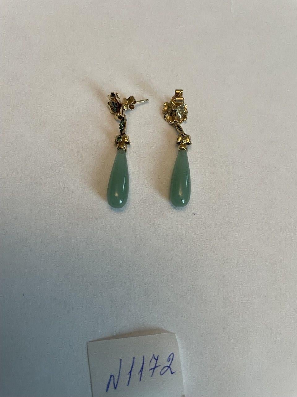 Droplet Briolette Light Green Jade Floral 14K Yellow Gold Teardrop Earrings For Sale 2