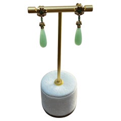 Tropfenohrringe aus hellgrüner Jade mit tropfenförmiger Briolette und Blumenmuster aus 14K Gelbgold