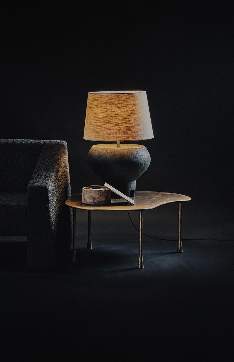 Tropfen-Beistelltisch von DAaZ
Abmessungen: T 60 x B 80 x H 36 cm.
MATERIALIEN: Kupfer.


DAaZ Furniture ehrt den Geist des Abenteuers. Wir freuen uns über den Ausbruch aus dem Gewöhnlichen und genießen den Zauber des Unerwarteten. Unsere