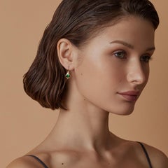 Orecchini a goccia con tsavoriti ovali verde brillante est-ovest, oro 18 carati