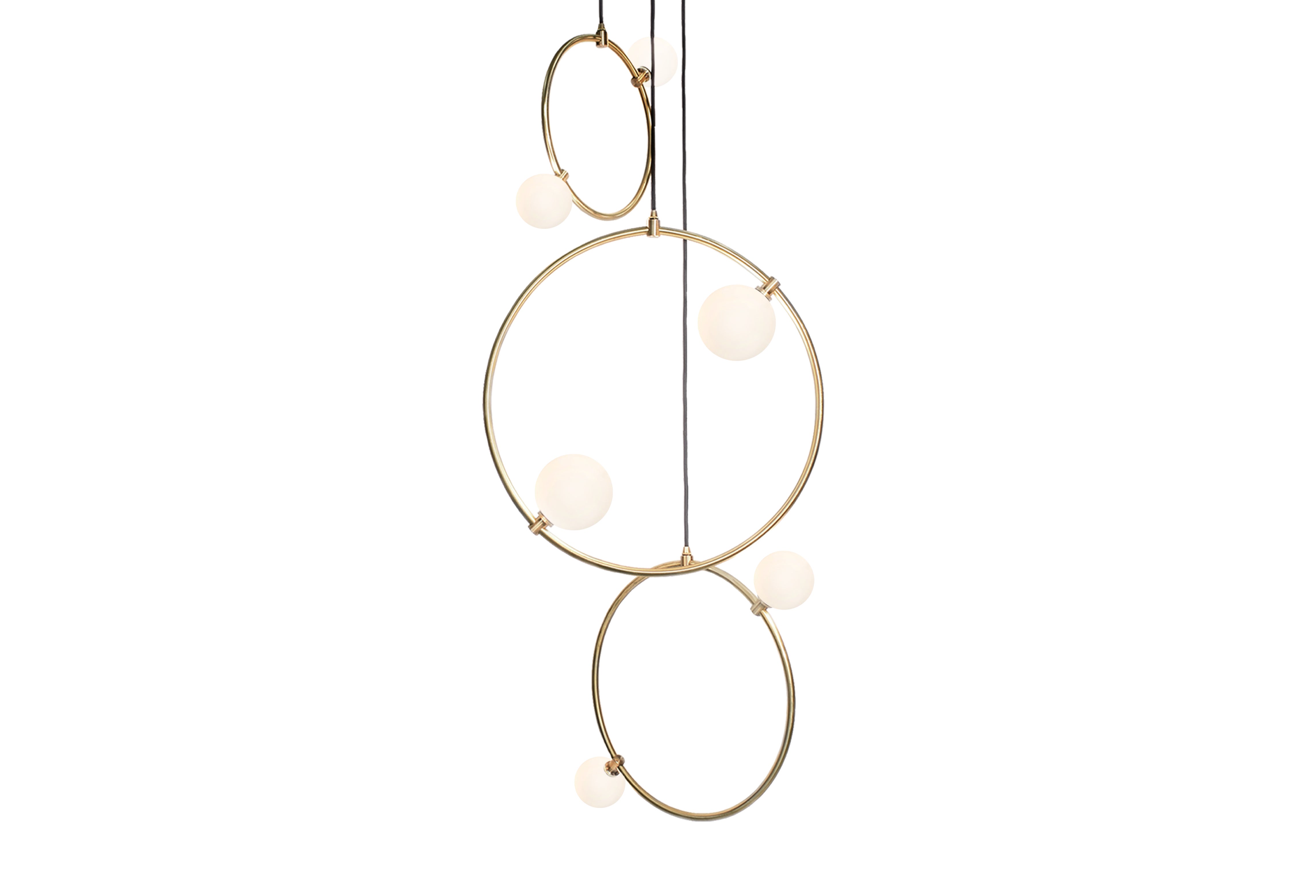 „Drops 3 Stück“ von Marc Wood. Handgefertigte Ringlampen aus Messing, Opalglasschirme