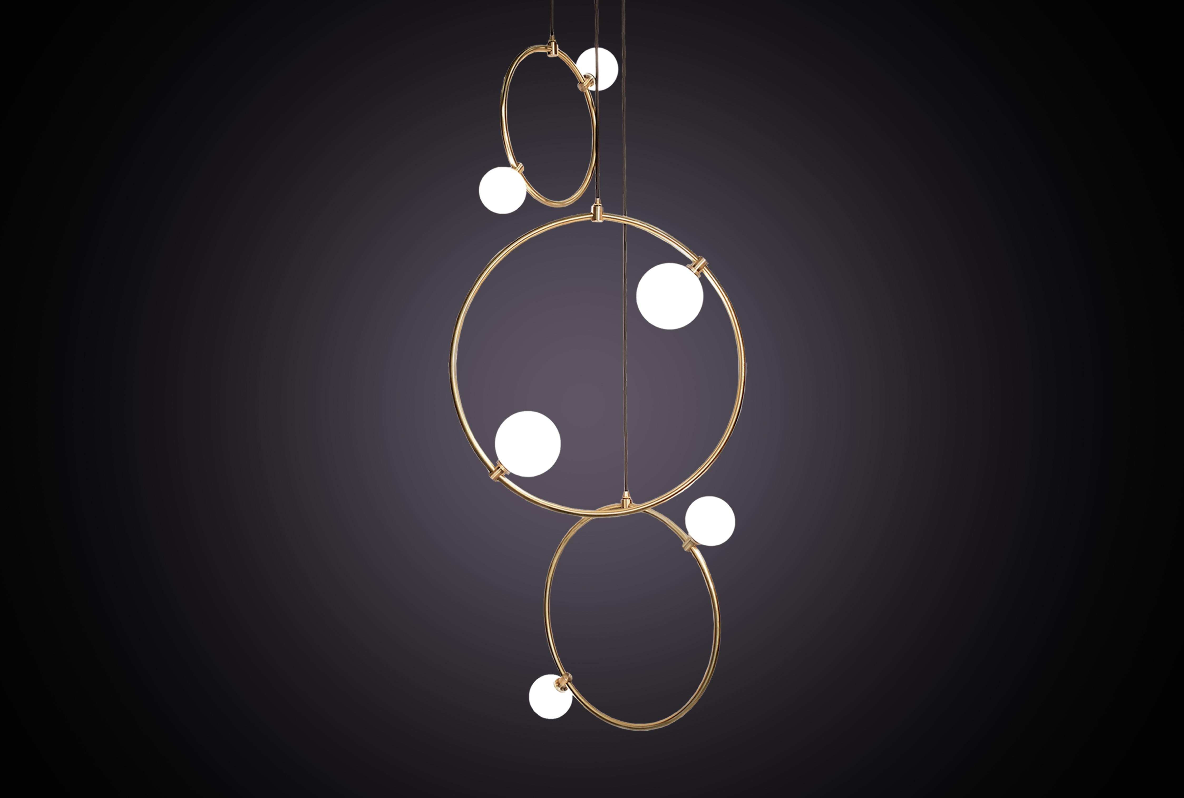 Un'illuminazione decorativa ispirata al concetto di luce a cascata attraverso uno spazio aperto. La collezione modulare è composta da sfere di cristallo sbiancato, fissate a delicati anelli di ottone. 

Gli anelli possono essere appesi come pezzi