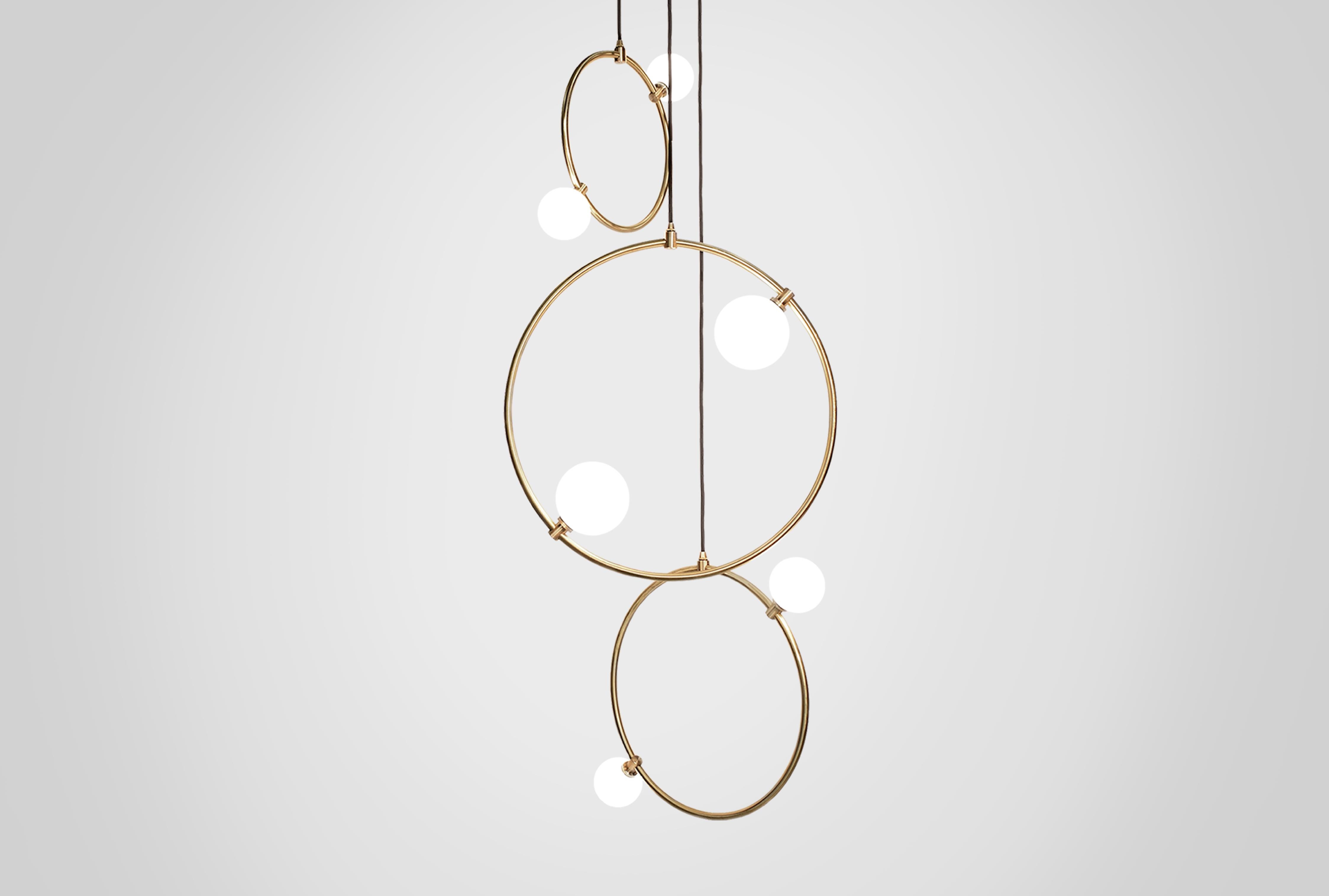 Satinato 'Drops 3 Piece' di Marc Wood. Lampade ad anello in ottone fatte a mano, paralumi in vetro opalino in vendita