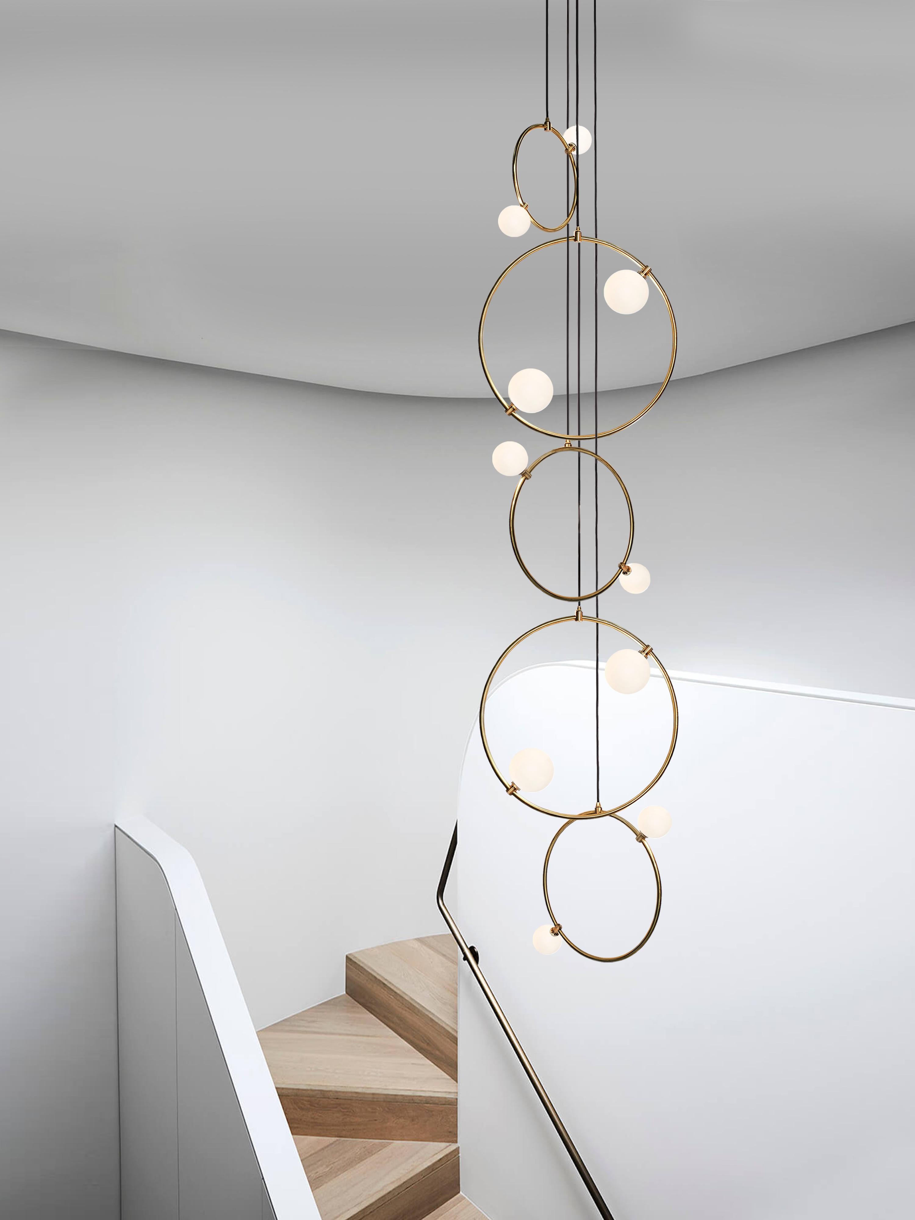 Moderno 'Drops 3 Piece' di Marc Wood. Lampade ad anello in ottone fatte a mano, paralumi in vetro opalino in vendita