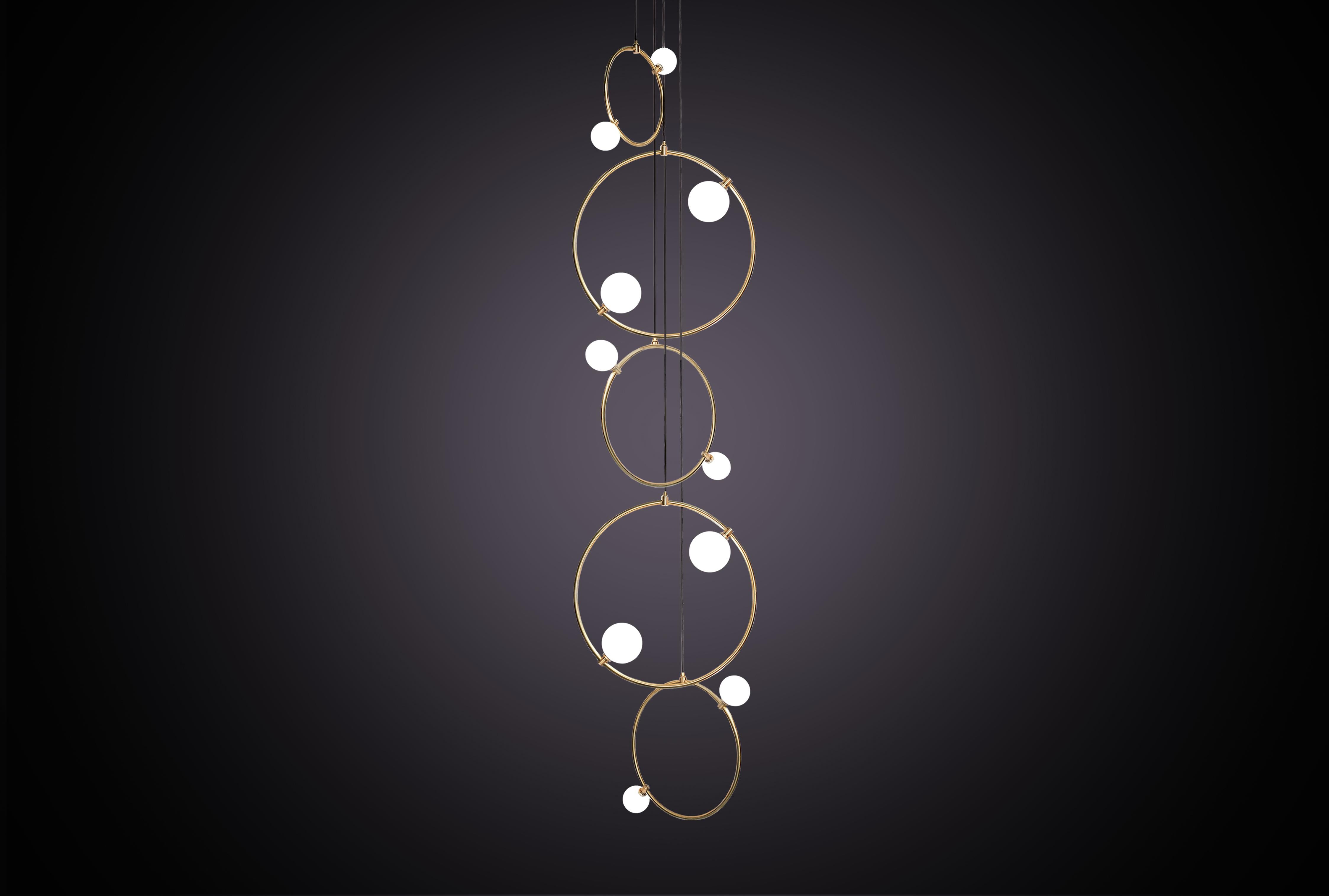 Un'illuminazione decorativa ispirata al concetto di luce a cascata attraverso uno spazio aperto. La collezione modulare è composta da sfere di cristallo sbiancato, fissate a delicati anelli di ottone. 

Gli anelli possono essere appesi come pezzi