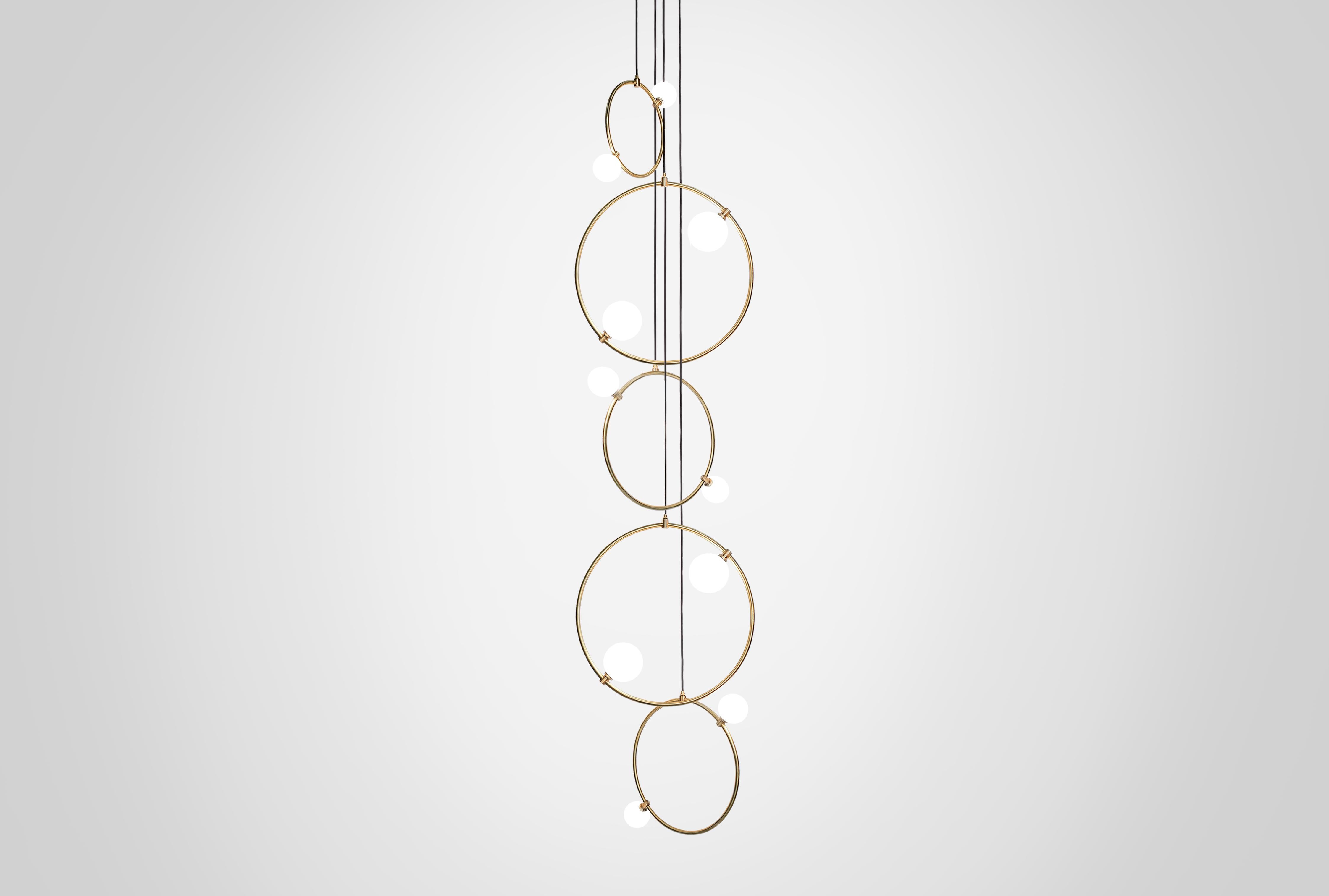 Moderno 'Drops 5 Piece' di Marc Wood. Lampade ad anello in ottone fatte a mano, paralumi in vetro opalino in vendita