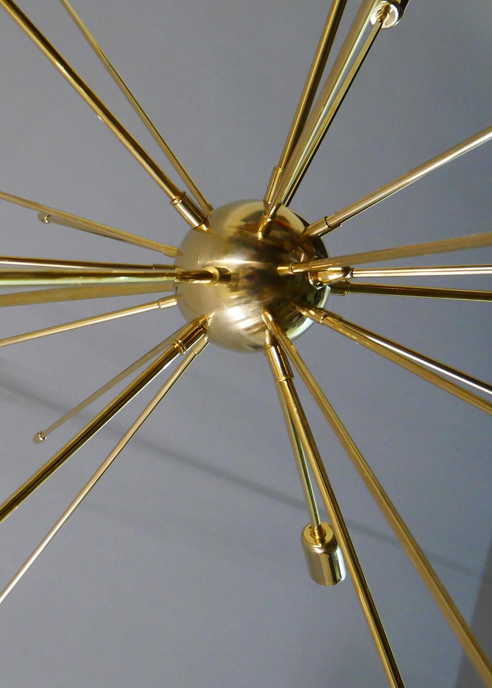 Tropfen- großer Sputnik-Kronleuchter, massives Messing, 90 cm (35 Zoll), jetzt erhältlich  im Zustand „Neu“ im Angebot in REDA, 22