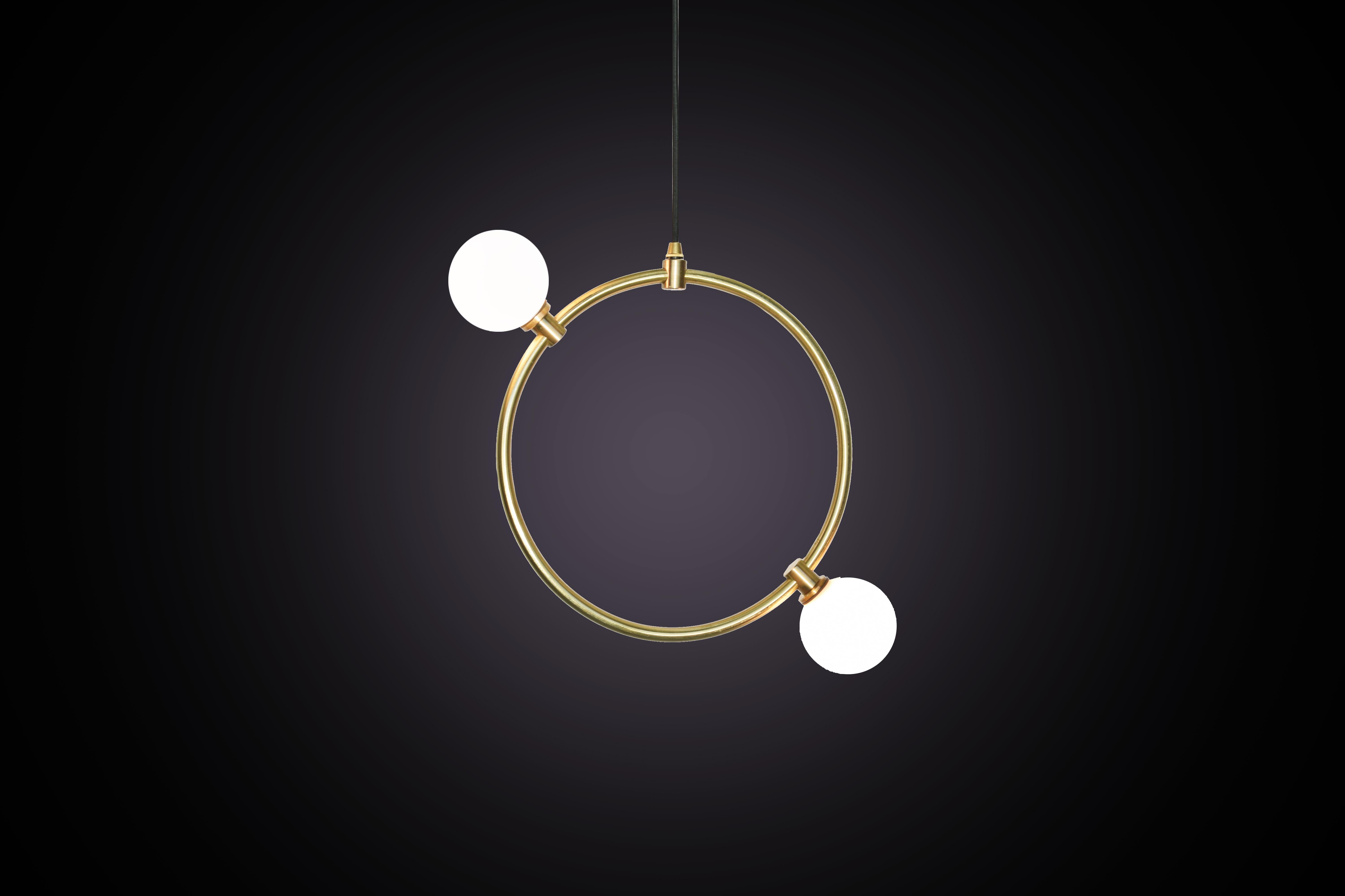 Un'illuminazione decorativa ispirata al concetto di luce a cascata attraverso uno spazio aperto. La collezione modulare è composta da sfere di cristallo sbiancato, fissate a delicati anelli di ottone. 

Gli anelli possono essere appesi come pezzi