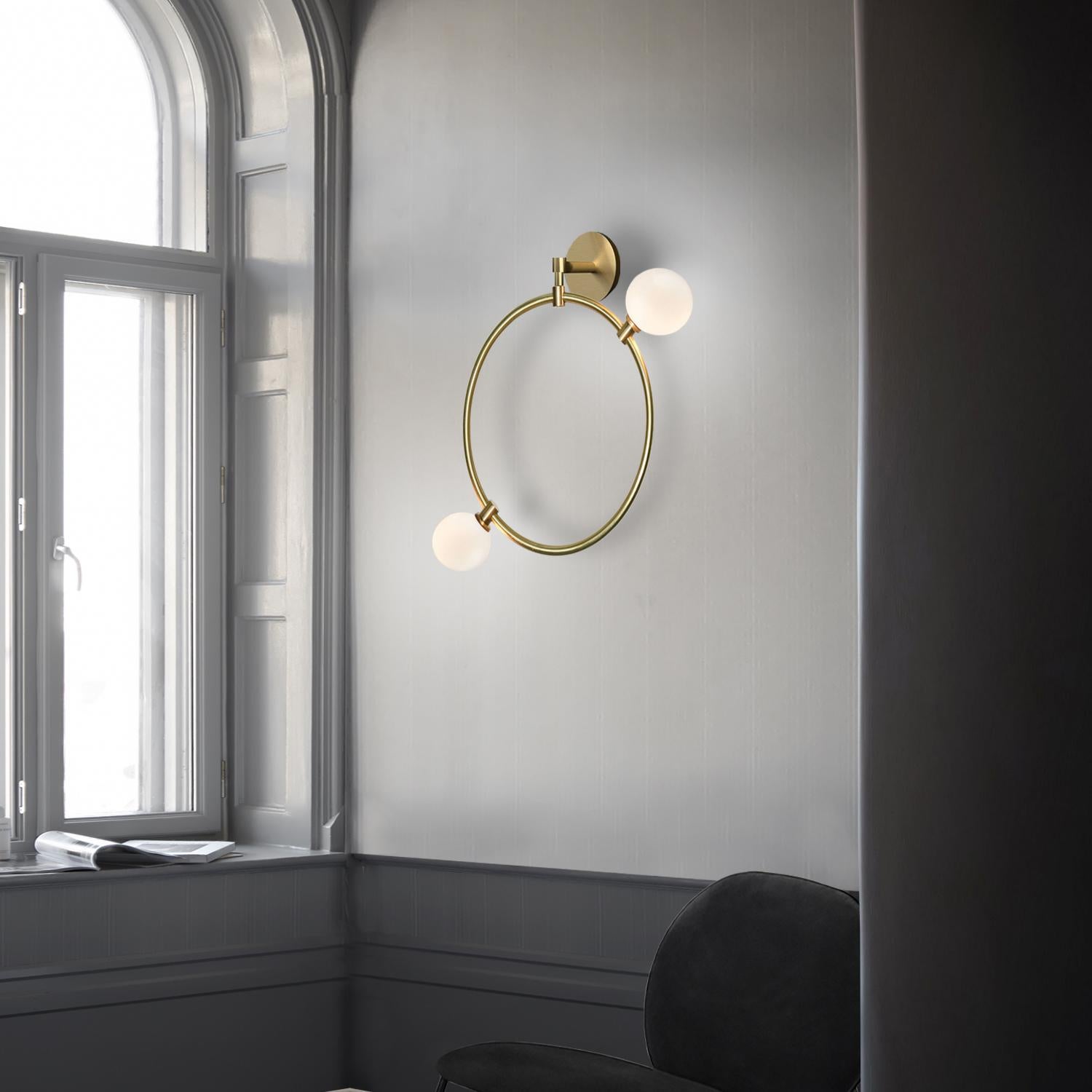 Ein dekoratives Beleuchtungselement, inspiriert von der Vorstellung, dass das Licht durch einen offenen Raum fließt. Die modulare Kollektion besteht aus weißen Kristallglaskugeln, die an zarten Messingringen befestigt sind. 

Die Ringe können als