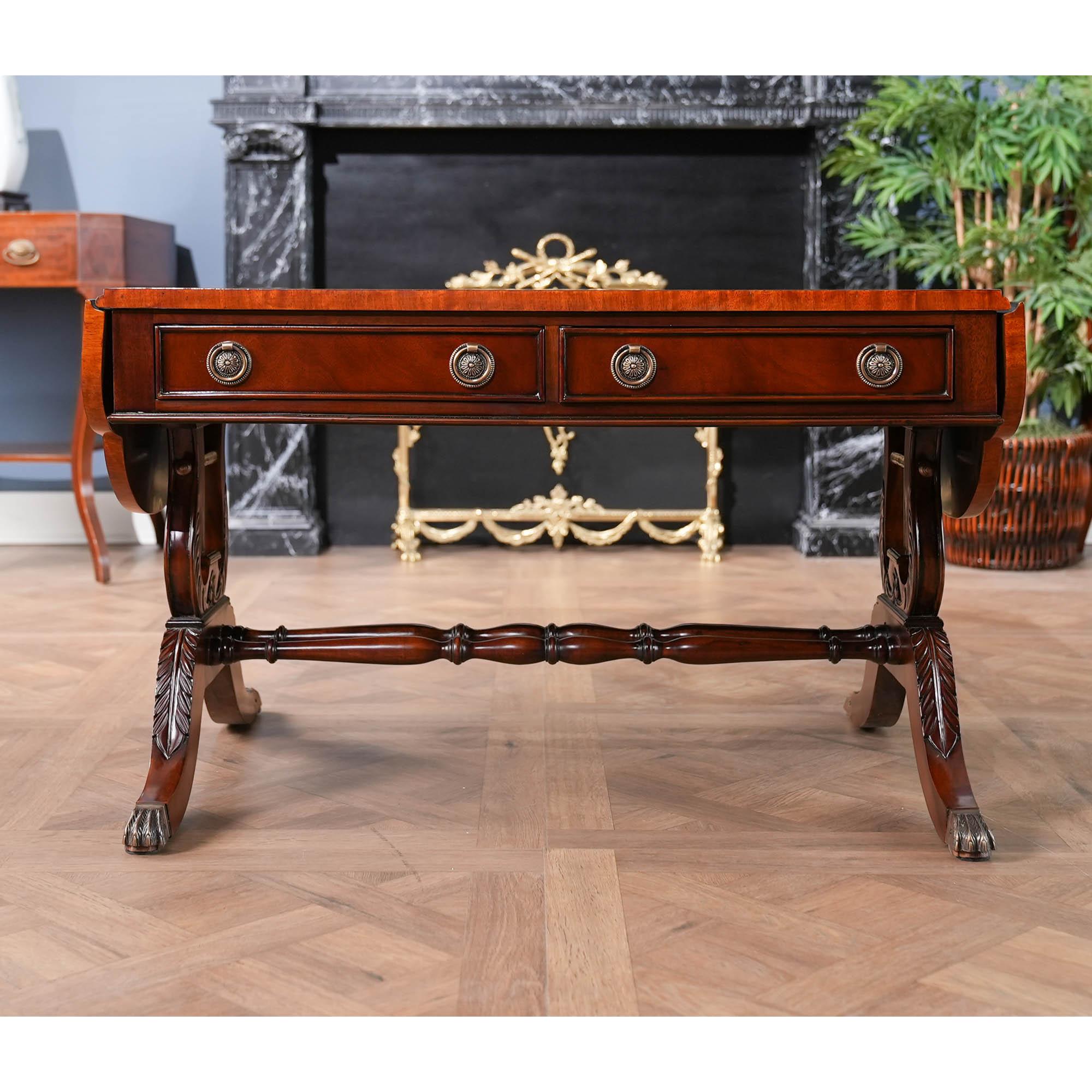 Un autre article de la collection de meubles Niagara Furniture inspirée de la lyre, cette table basse Dropside a un plateau magnifiquement travaillé avec des figures en acajou et en bois satiné, quatre tiroirs à queue d'aronde et deux feuilles de