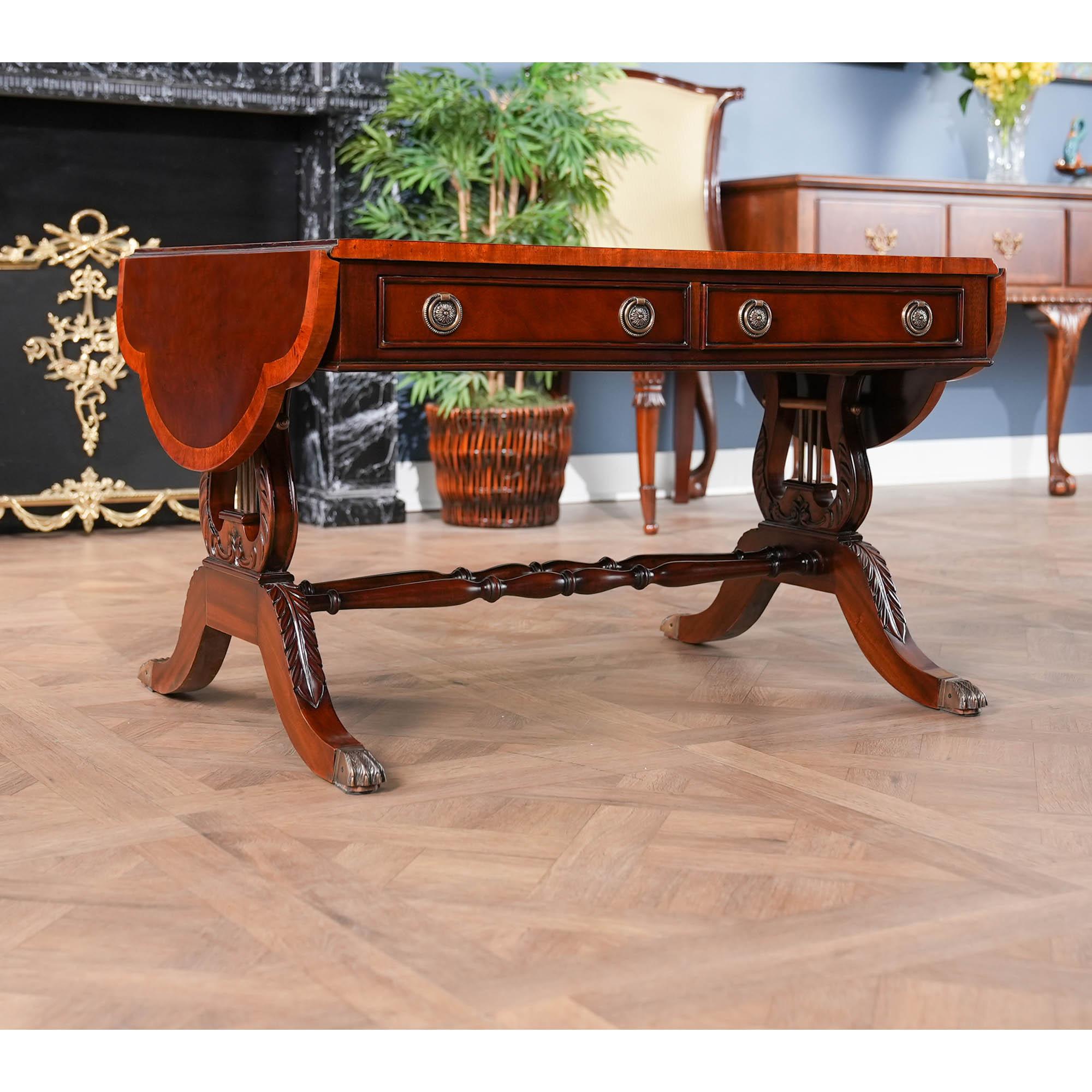 Renaissance Table basse Dropside en vente