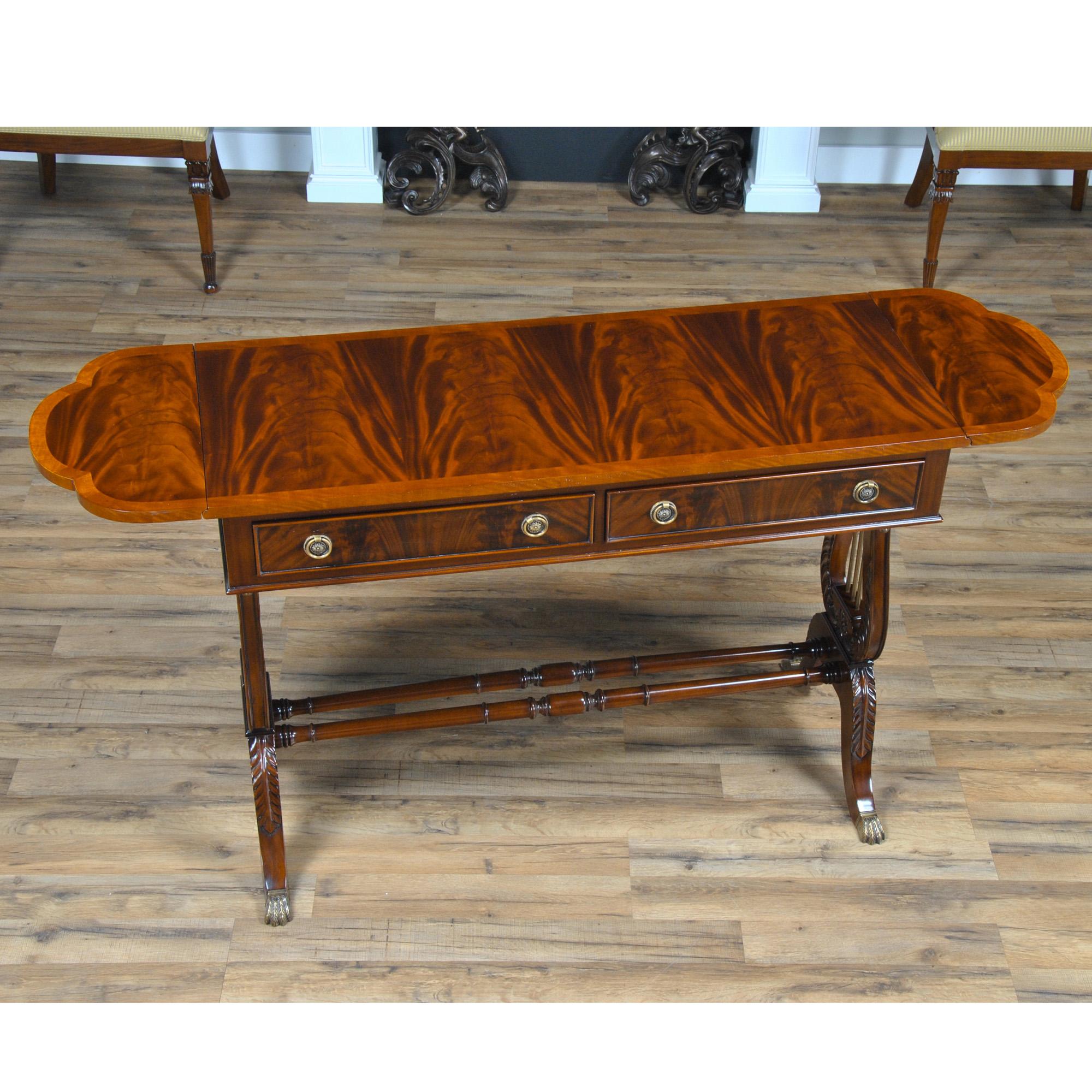 Voici un autre article de la collection lyre de Niagara Furniture, notre Dropside Sofa Table a un plateau magnifiquement travaillé avec de l'acajou figuré et du bois de satin, le tout coupé et assemblé à la main par des artisans qualifiés. La table