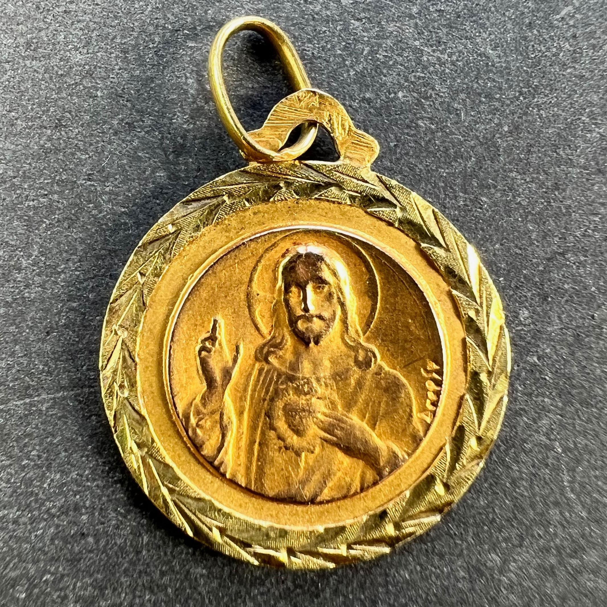 Dropsy Notre Dame de Mont Carmel Sacred Heart 18K Yellow Gold Medal Pendant In Good Condition For Sale In London, GB
